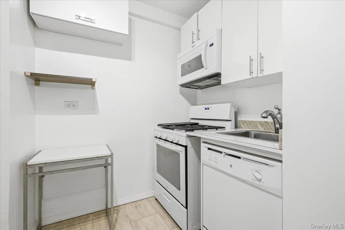 70-25 Yellowstone Boulevard, New York, NY, 2 Rooms Rooms,1 BathroomBathrooms,Residential,For Rent,Yellowstone,0,1028596 70-25 Yellowstone Boulevard, New York, NY, 2 Rooms Rooms,1 BathroomBathrooms,Residential,For Rent,Yellowstone,0,1028596