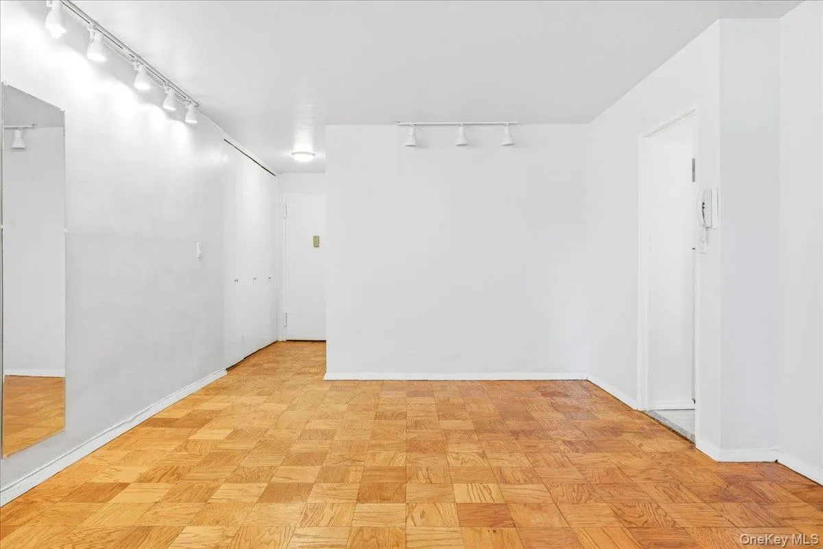 70-25 Yellowstone Boulevard, New York, NY, 2 Rooms Rooms,1 BathroomBathrooms,Residential,For Rent,Yellowstone,0,1028596 70-25 Yellowstone Boulevard, New York, NY, 2 Rooms Rooms,1 BathroomBathrooms,Residential,For Rent,Yellowstone,0,1028596
