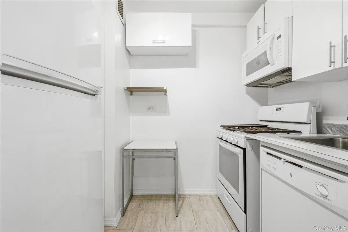 70-25 Yellowstone Boulevard, New York, NY, 2 Rooms Rooms,1 BathroomBathrooms,Residential,For Rent,Yellowstone,0,1028596 70-25 Yellowstone Boulevard, New York, NY, 2 Rooms Rooms,1 BathroomBathrooms,Residential,For Rent,Yellowstone,0,1028596