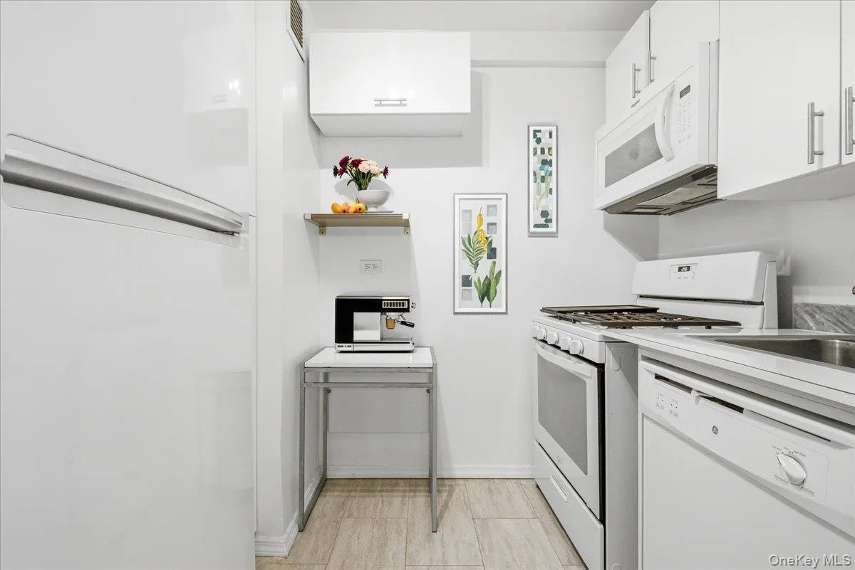 70-25 Yellowstone Boulevard, New York, NY, 2 Rooms Rooms,1 BathroomBathrooms,Residential,For Rent,Yellowstone,0,1028596 70-25 Yellowstone Boulevard, New York, NY, 2 Rooms Rooms,1 BathroomBathrooms,Residential,For Rent,Yellowstone,0,1028596