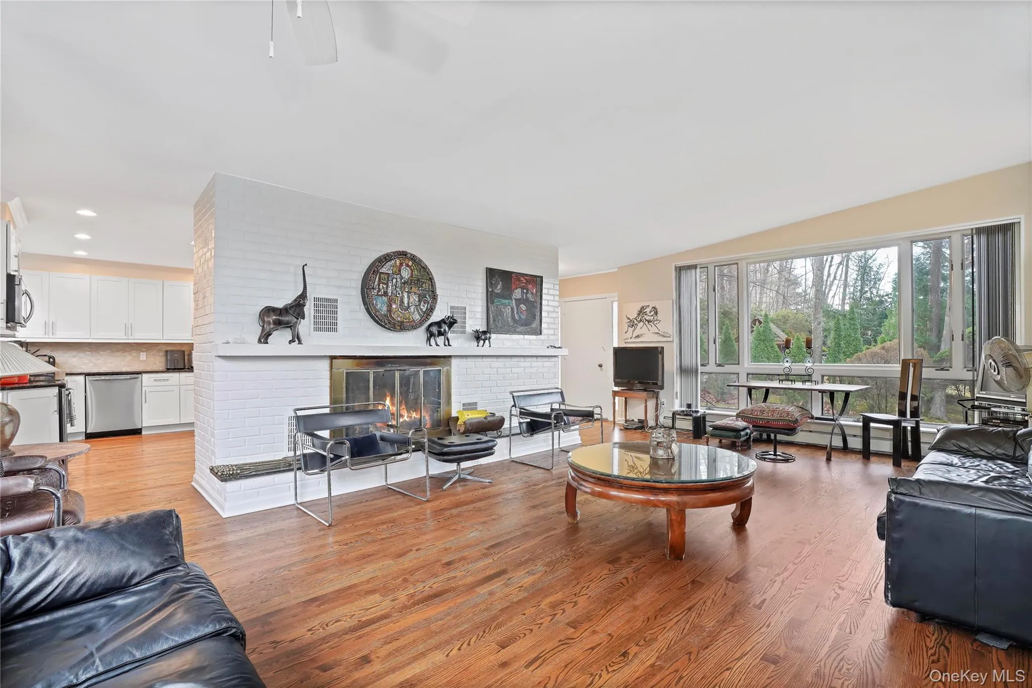 The Living Room Has Good Light And Large Windows The Living Room Has Good Light And Large Windows