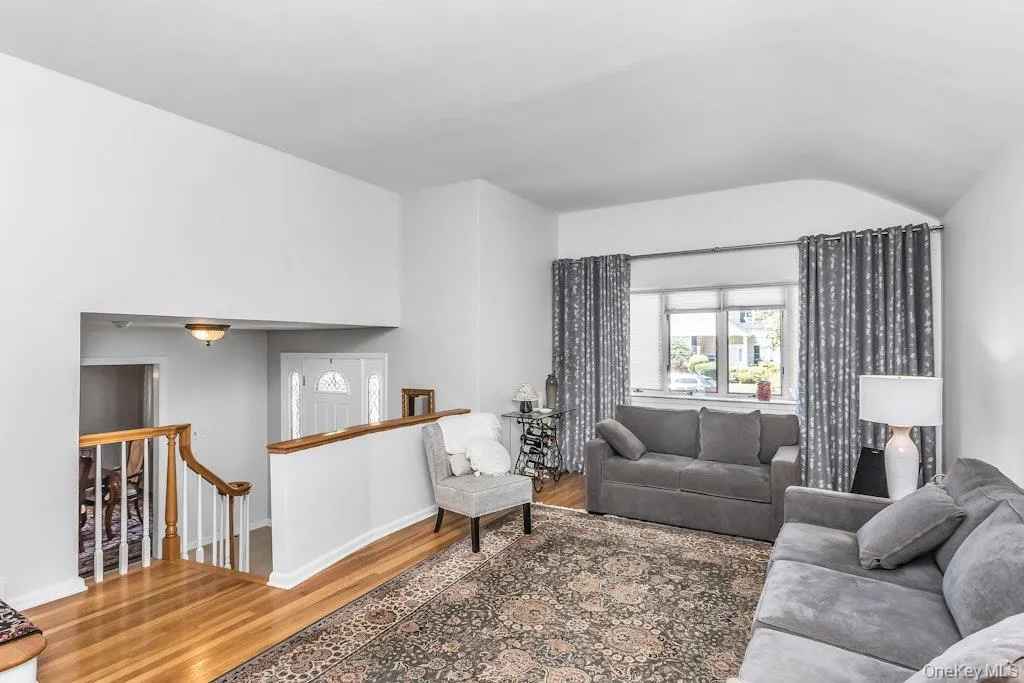 3 Windsor Place, Huntington, NY, 4 Bedrooms Bedrooms, 10 Rooms Rooms,3 BathroomsBathrooms,Residential,For Rent,Windsor,0,1028636 3 Windsor Place, Huntington, NY, 4 Bedrooms Bedrooms, 10 Rooms Rooms,3 BathroomsBathrooms,Residential,For Rent,Windsor,0,1028636
