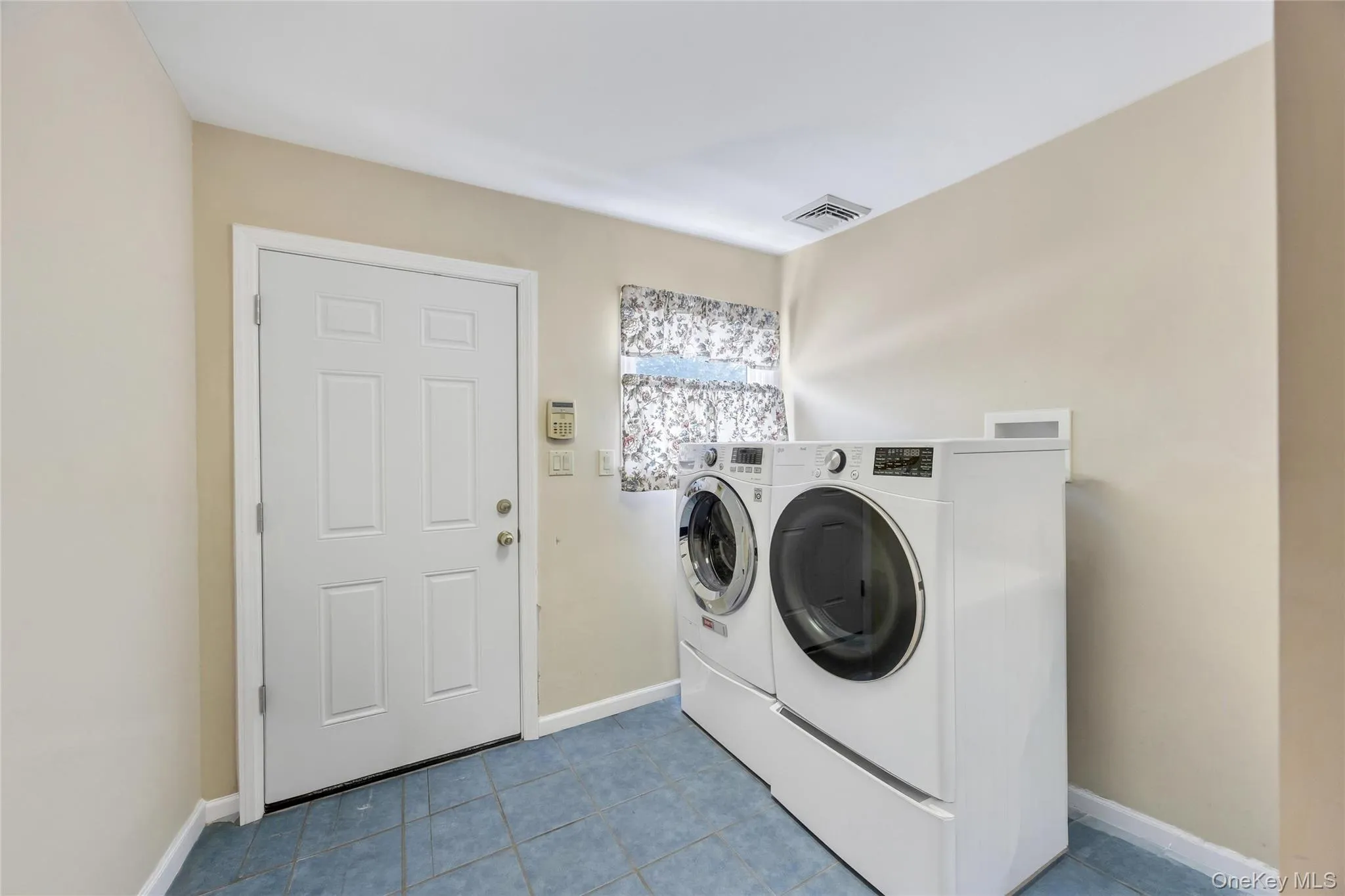 35 Jerold Street, Oyster Bay, NY, 5 Bedrooms Bedrooms, 12 Rooms Rooms,3 BathroomsBathrooms,Residential,For Rent,Jerold,0,1028652 35 Jerold Street, Oyster Bay, NY, 5 Bedrooms Bedrooms, 12 Rooms Rooms,3 BathroomsBathrooms,Residential,For Rent,Jerold,0,1028652