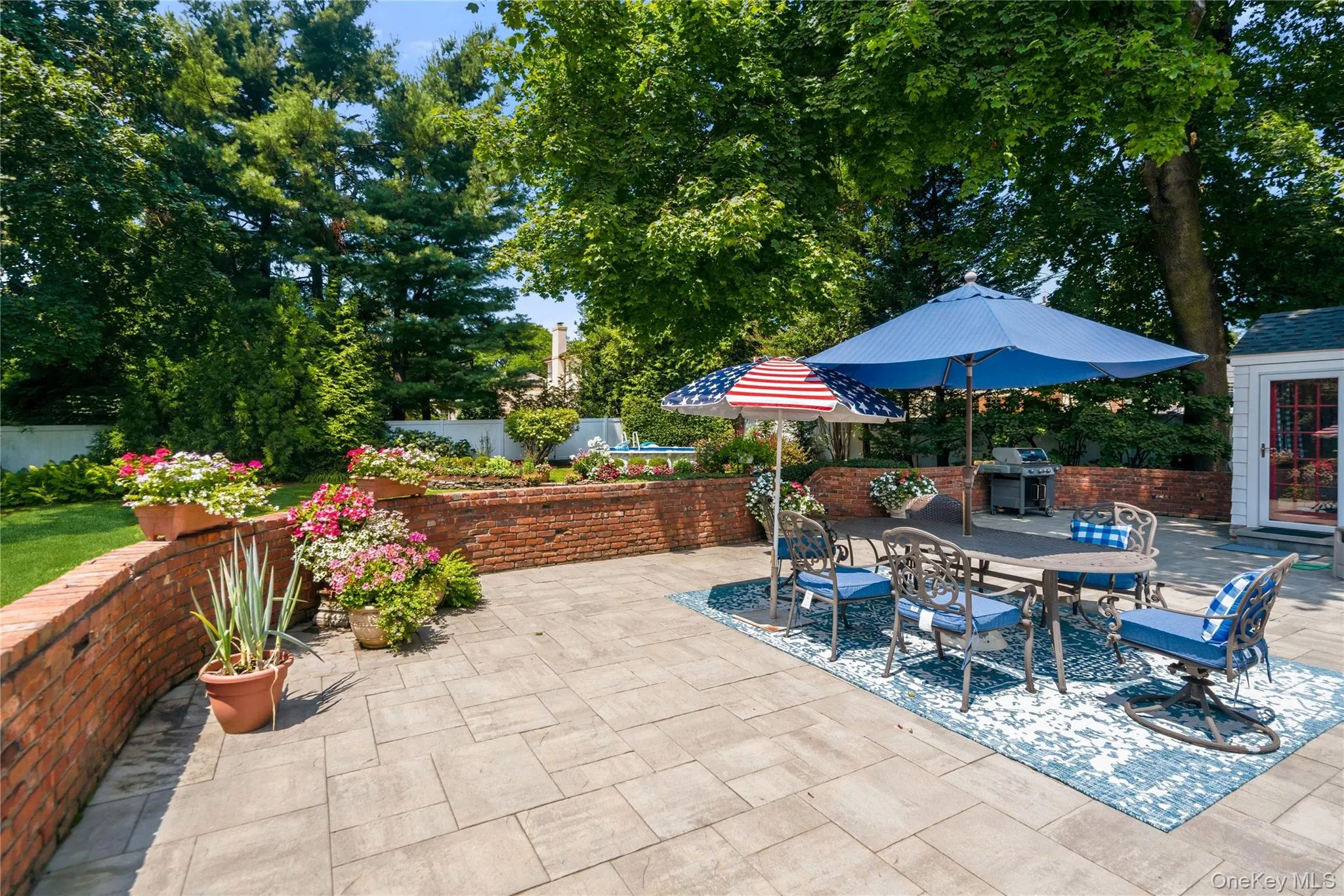 Expansive backyard... Expansive backyard...