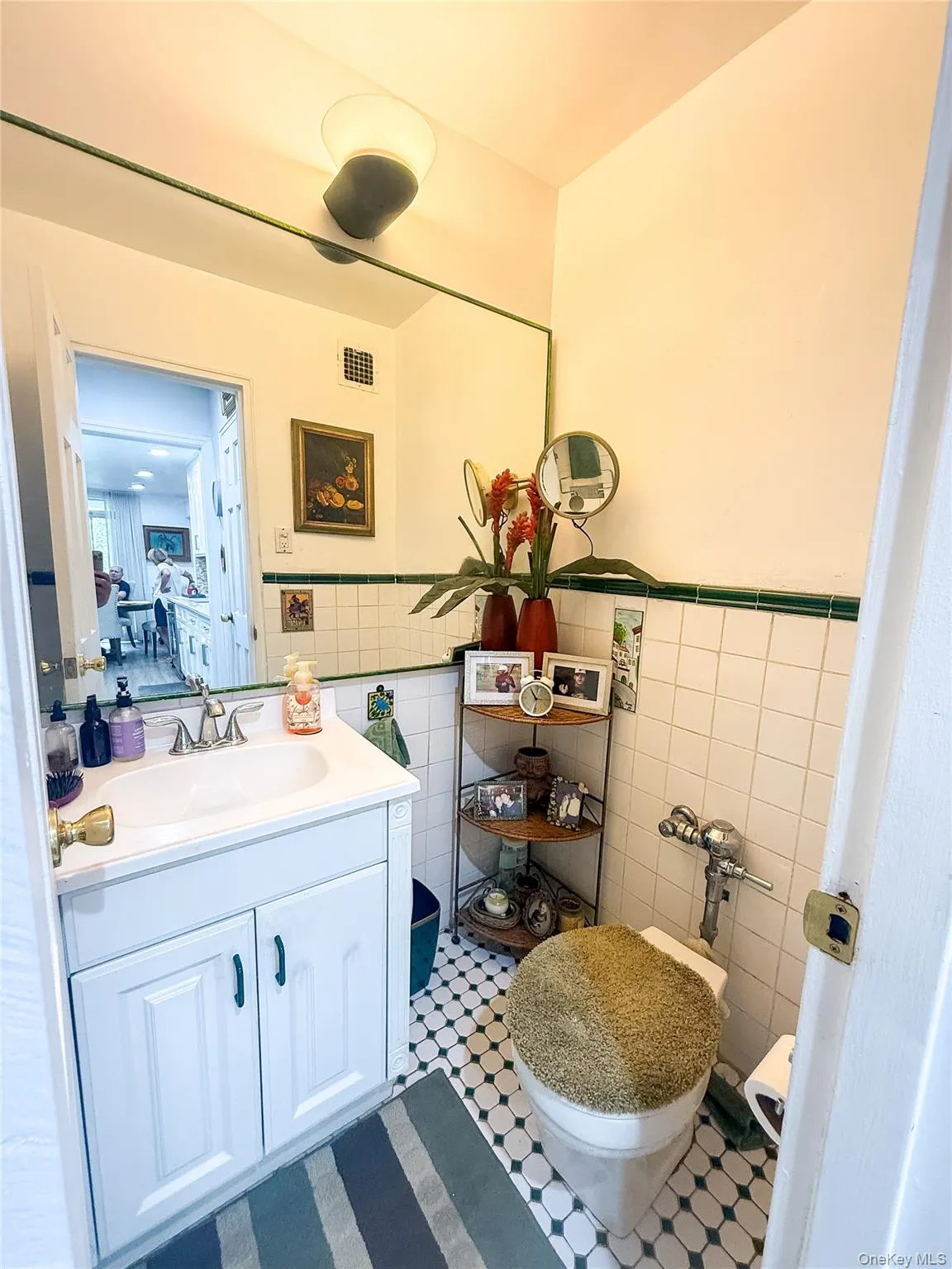 Half Bathroom on 1st floor Half Bathroom on 1st floor