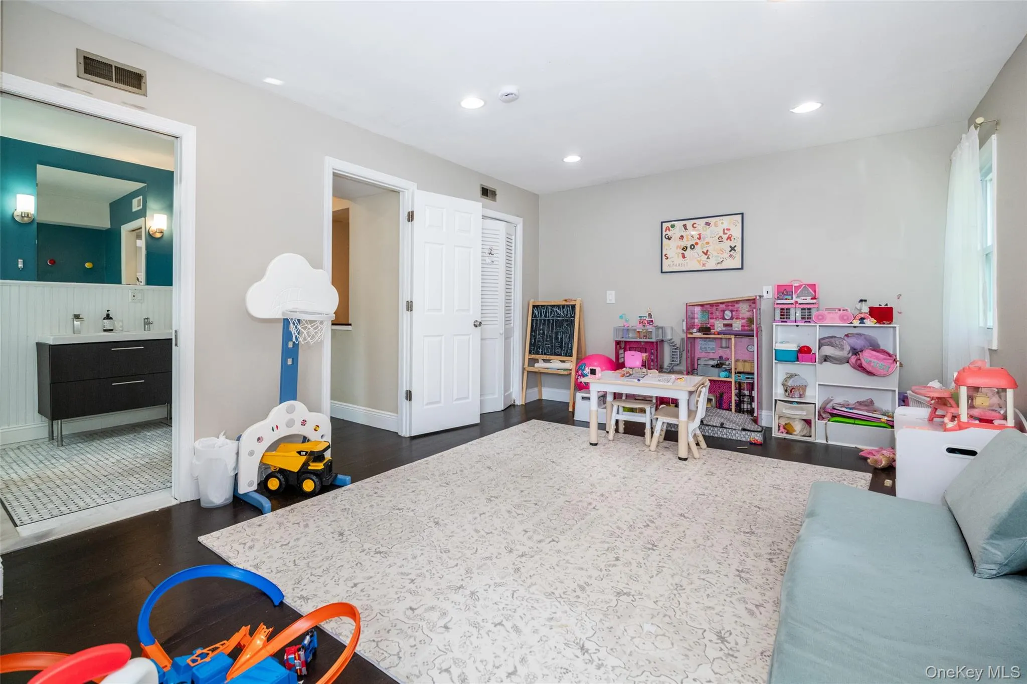 17 Edgewood Avenue, Mamaroneck, NY, 4 Bedrooms Bedrooms, 8 Rooms Rooms,3 BathroomsBathrooms,Residential Lease,For Rent,Edgewood,0,1028773 17 Edgewood Avenue, Mamaroneck, NY, 4 Bedrooms Bedrooms, 8 Rooms Rooms,3 BathroomsBathrooms,Residential Lease,For Rent,Edgewood,0,1028773
