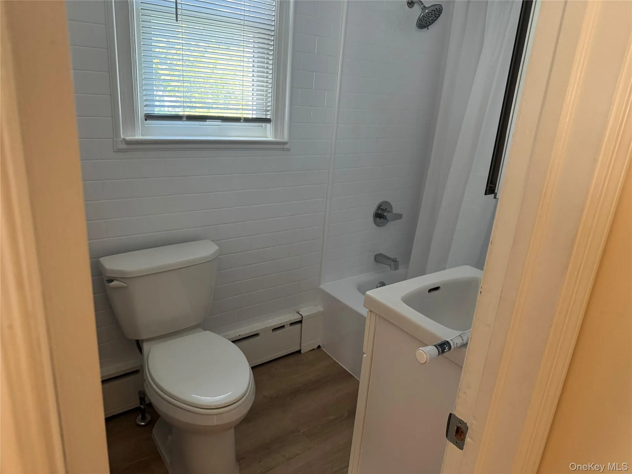 25 Robinson Avenue, Glen Cove, NY, 1 Bedroom Bedrooms, 5 Rooms Rooms,1 BathroomBathrooms,Residential Lease,For Rent,Robinson,0,1028780 25 Robinson Avenue, Glen Cove, NY, 1 Bedroom Bedrooms, 5 Rooms Rooms,1 BathroomBathrooms,Residential Lease,For Rent,Robinson,0,1028780