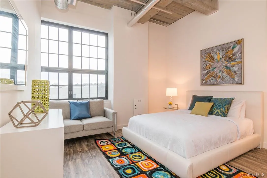 Loft style living in White Plains. Photo from the 03 line Loft style living in White Plains. Photo from the 03 line