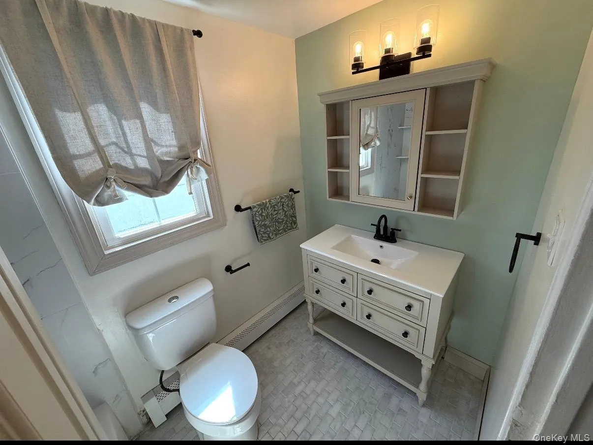 Main Bathroom Main Bathroom