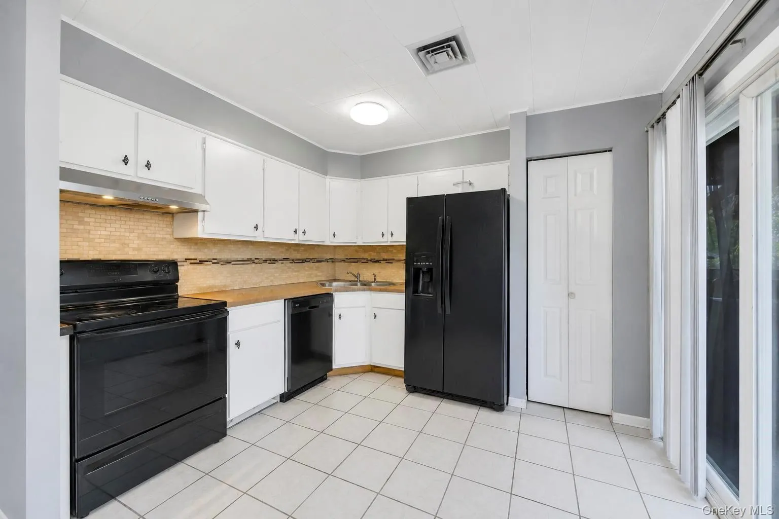 12 Handy Lane, Brookhaven, NY, 4 Bedrooms Bedrooms, 7 Rooms Rooms,3 BathroomsBathrooms,Residential,For Rent,Handy,0,1028835 12 Handy Lane, Brookhaven, NY, 4 Bedrooms Bedrooms, 7 Rooms Rooms,3 BathroomsBathrooms,Residential,For Rent,Handy,0,1028835