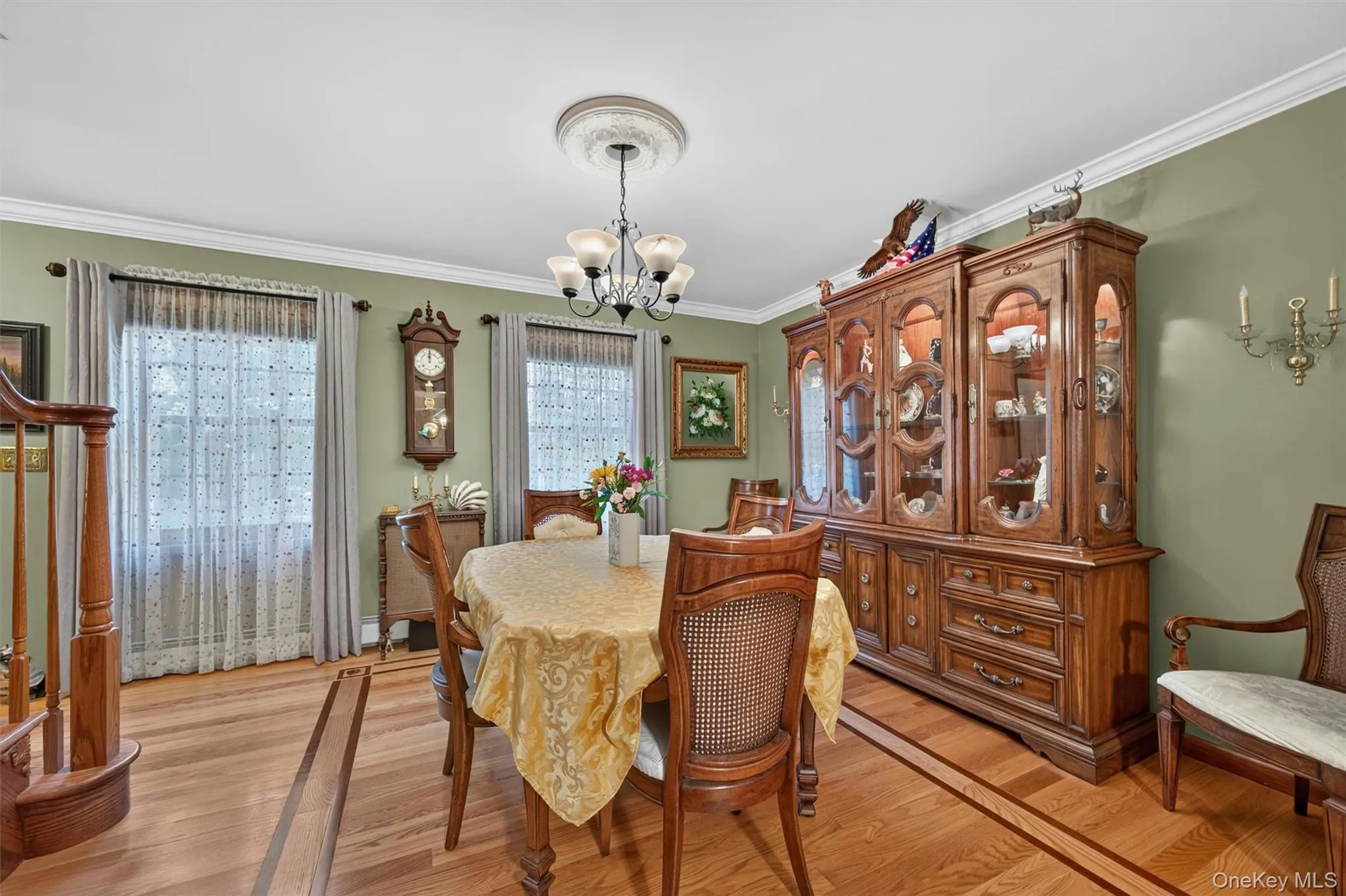 Large breakfast eating area Large breakfast eating area