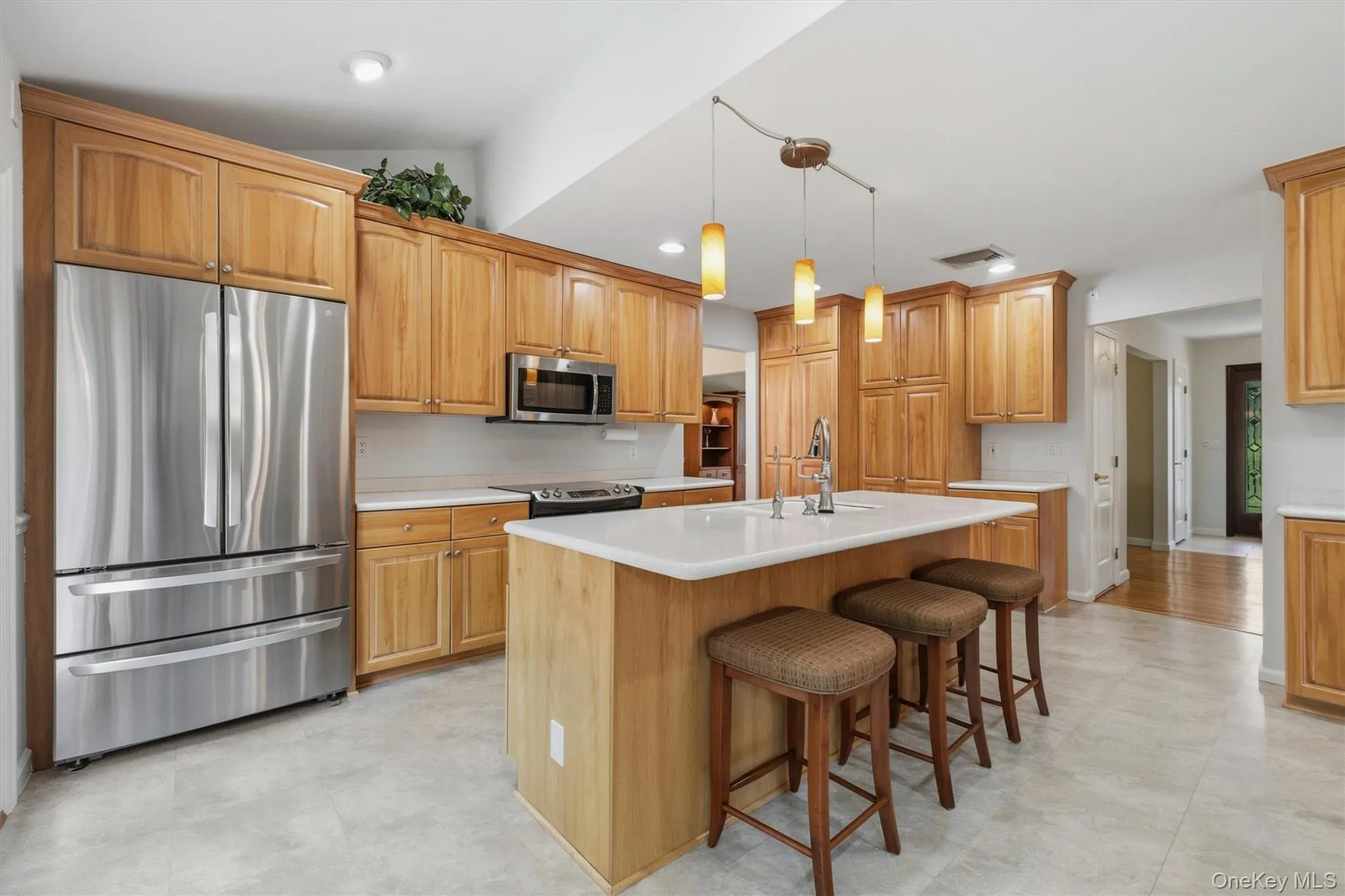Center island w/extra seating. Reverse Osmosis Water Filtration System! Center island w/extra seating. Reverse Osmosis Water Filtration System!