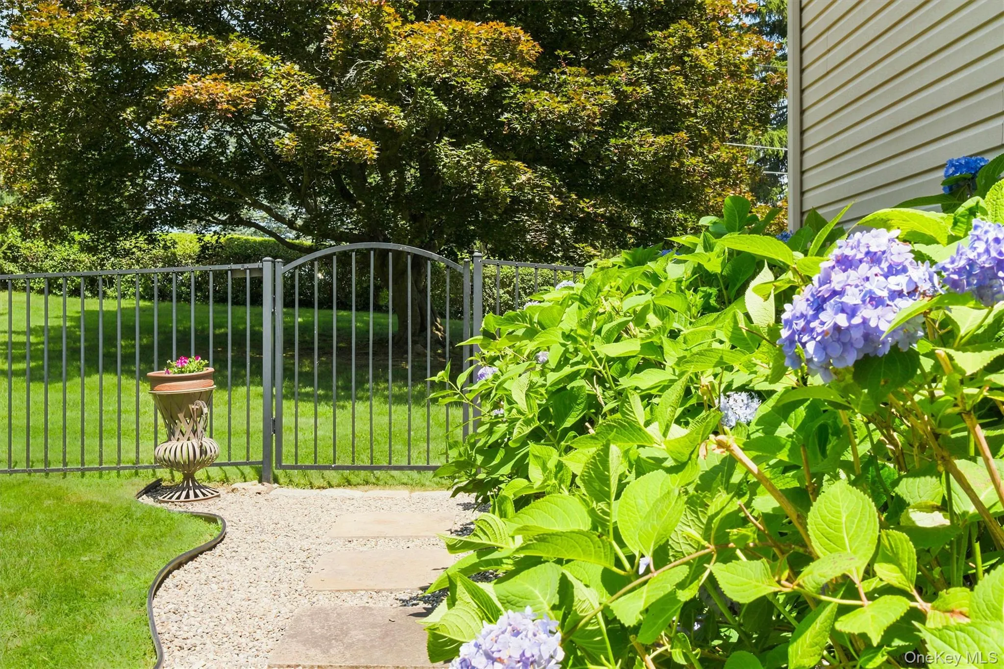 Lovely, peaceful property set on a quiet cul-de-sac Lovely, peaceful property set on a quiet cul-de-sac