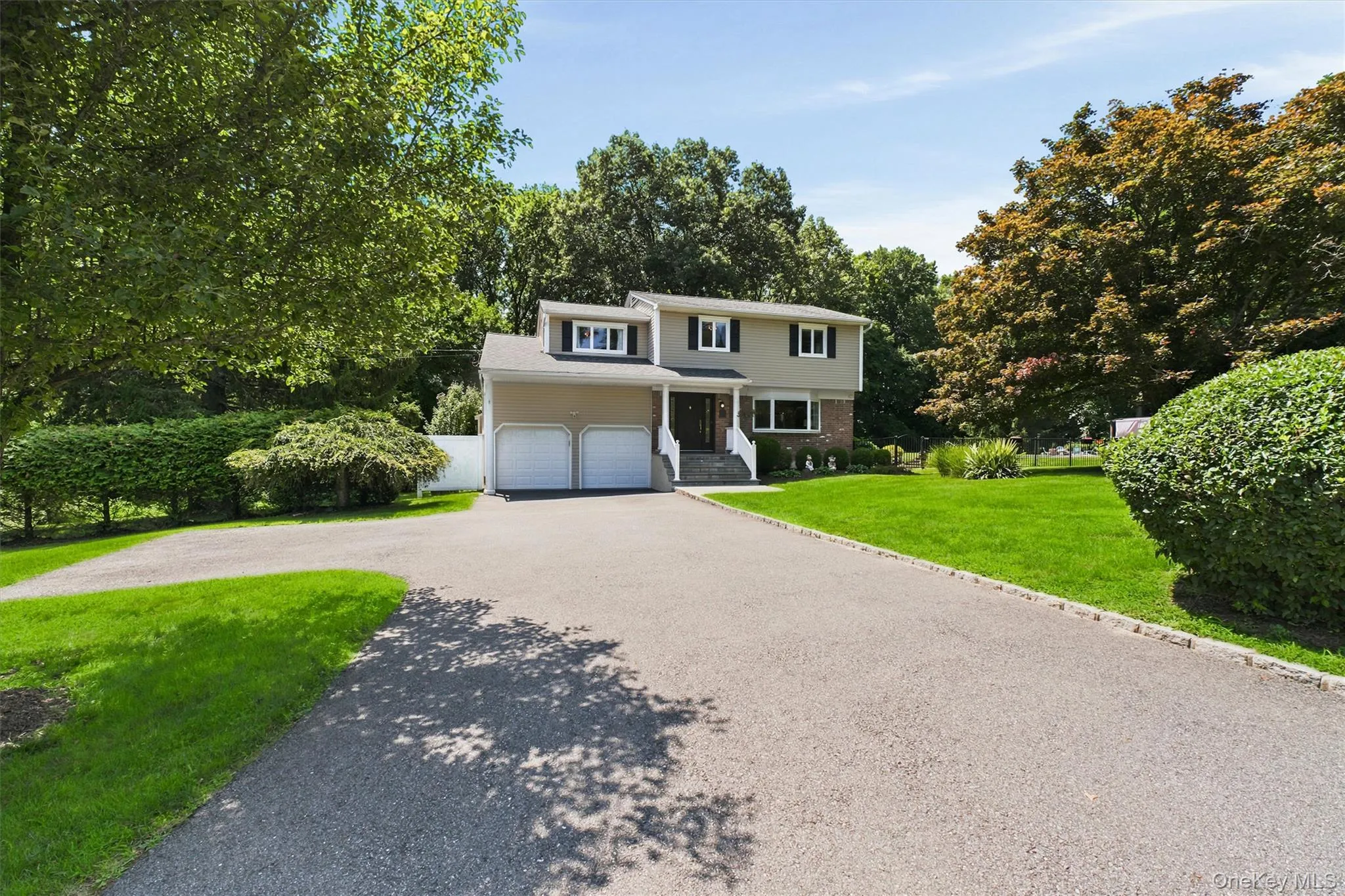 Great parking! Flat driveway - resealed in 2023 Great parking! Flat driveway - resealed in 2023