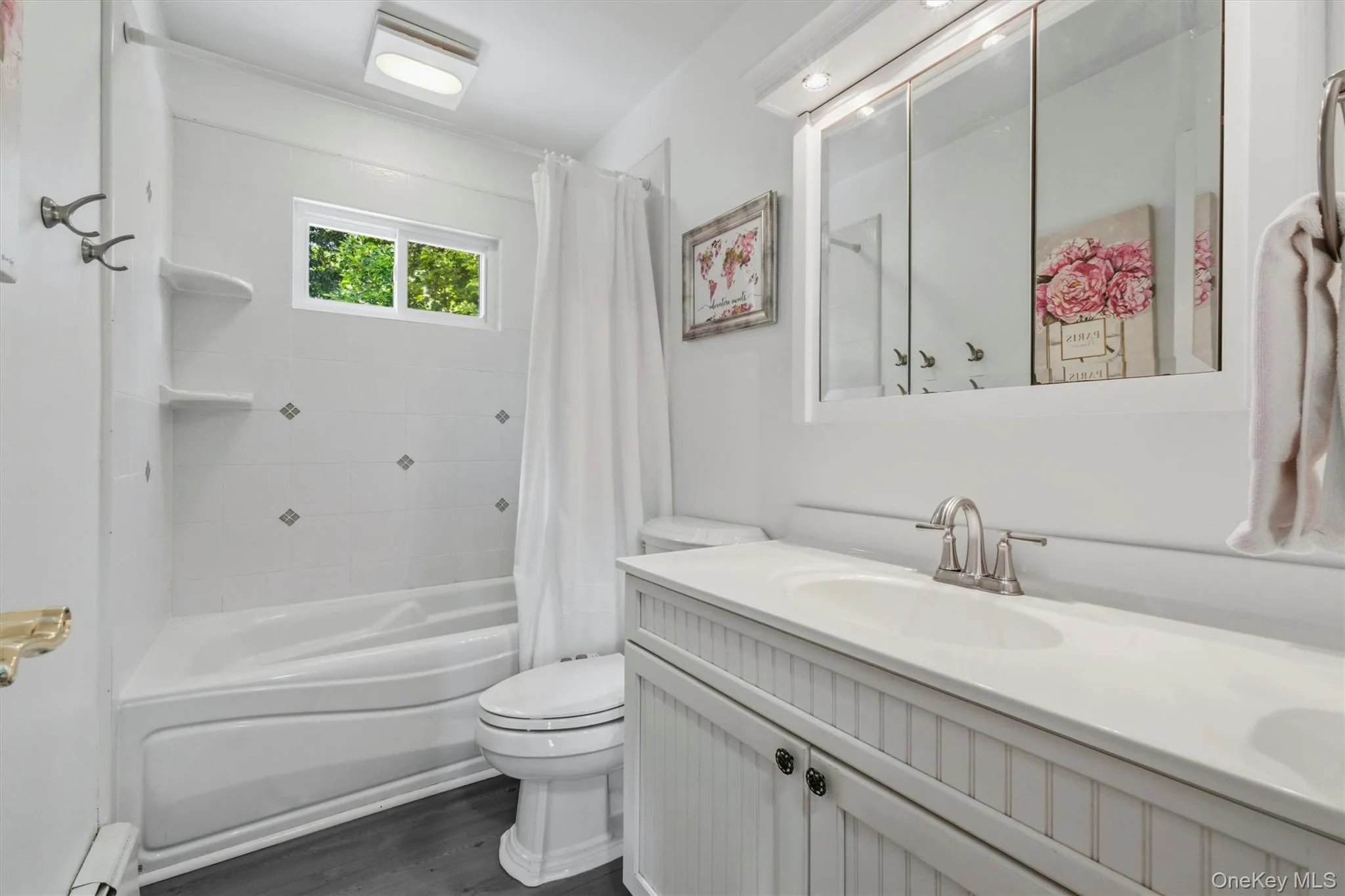 Full hall tiled bath w/3-way fixture & bidet! Full hall tiled bath w/3-way fixture & bidet!