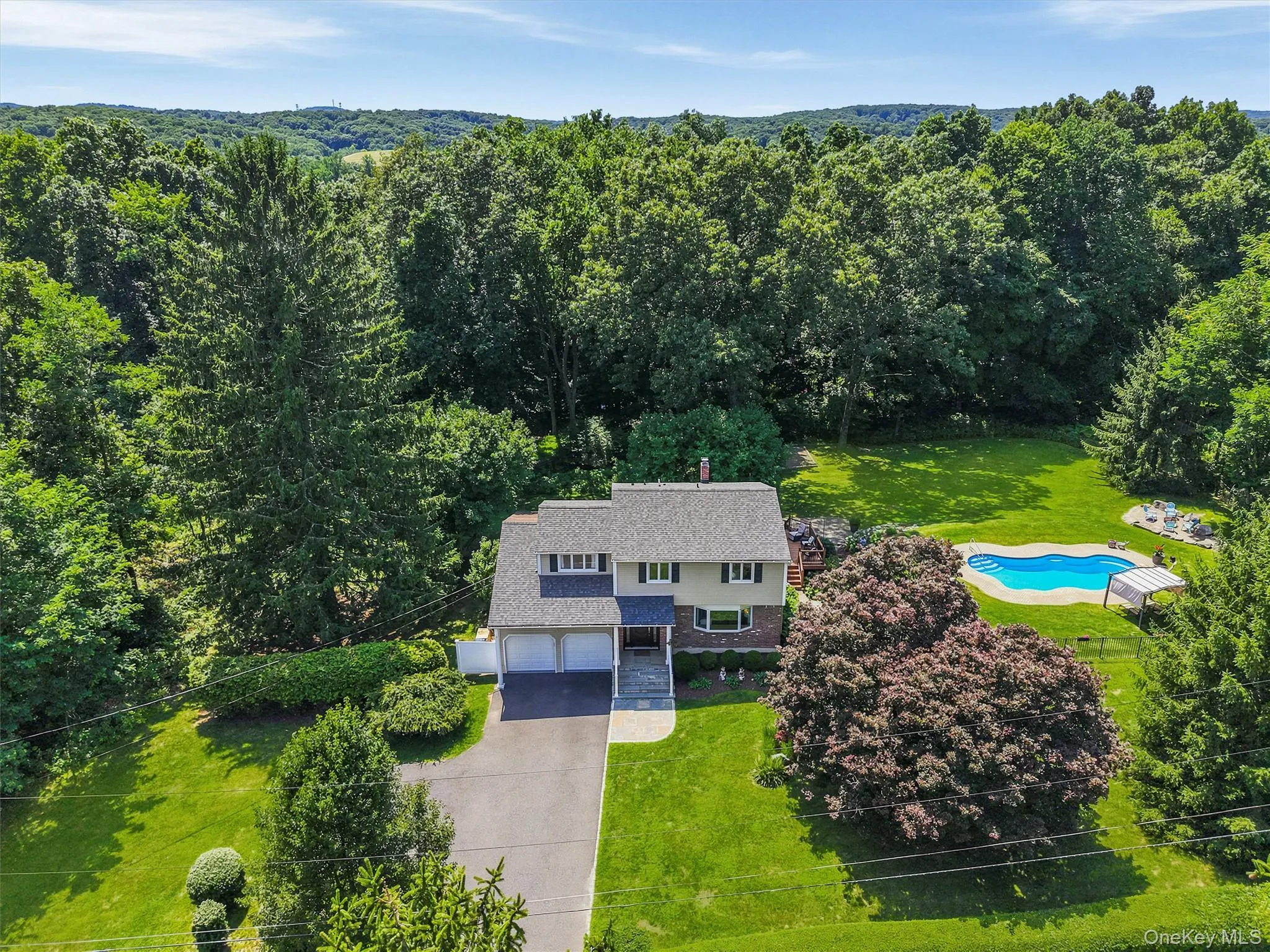 VERY Private property on a cul-de-sac - beautiful sunset views. VERY Private property on a cul-de-sac - beautiful sunset views.