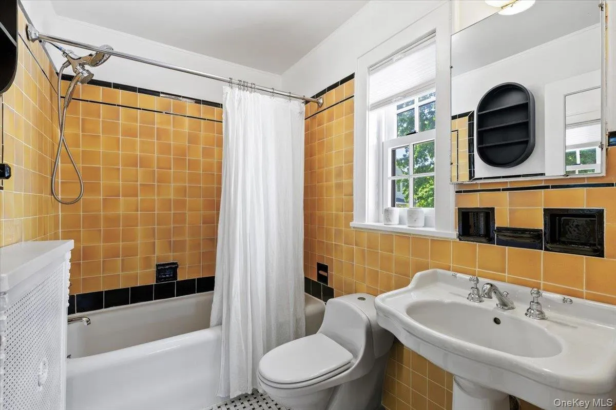 33 Maple Hill Drive, Mamaroneck, NY, 3 Bedrooms Bedrooms, 6 Rooms Rooms,2 BathroomsBathrooms,Residential,For Rent,Maple Hill,0,1028891 33 Maple Hill Drive, Mamaroneck, NY, 3 Bedrooms Bedrooms, 6 Rooms Rooms,2 BathroomsBathrooms,Residential,For Rent,Maple Hill,0,1028891