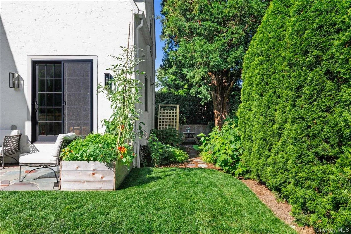 33 Maple Hill Drive, Mamaroneck, NY, 3 Bedrooms Bedrooms, 6 Rooms Rooms,2 BathroomsBathrooms,Residential,For Rent,Maple Hill,0,1028891 33 Maple Hill Drive, Mamaroneck, NY, 3 Bedrooms Bedrooms, 6 Rooms Rooms,2 BathroomsBathrooms,Residential,For Rent,Maple Hill,0,1028891