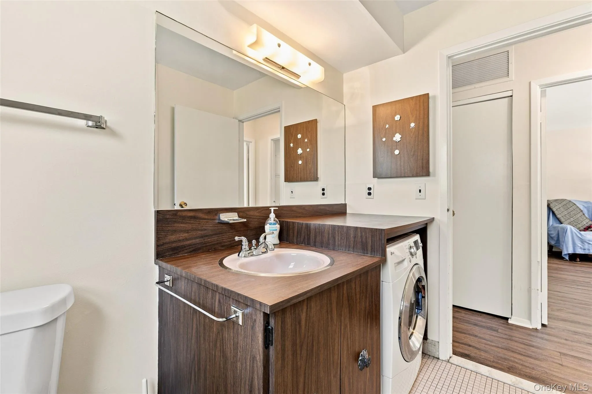 With sink and laundry With sink and laundry