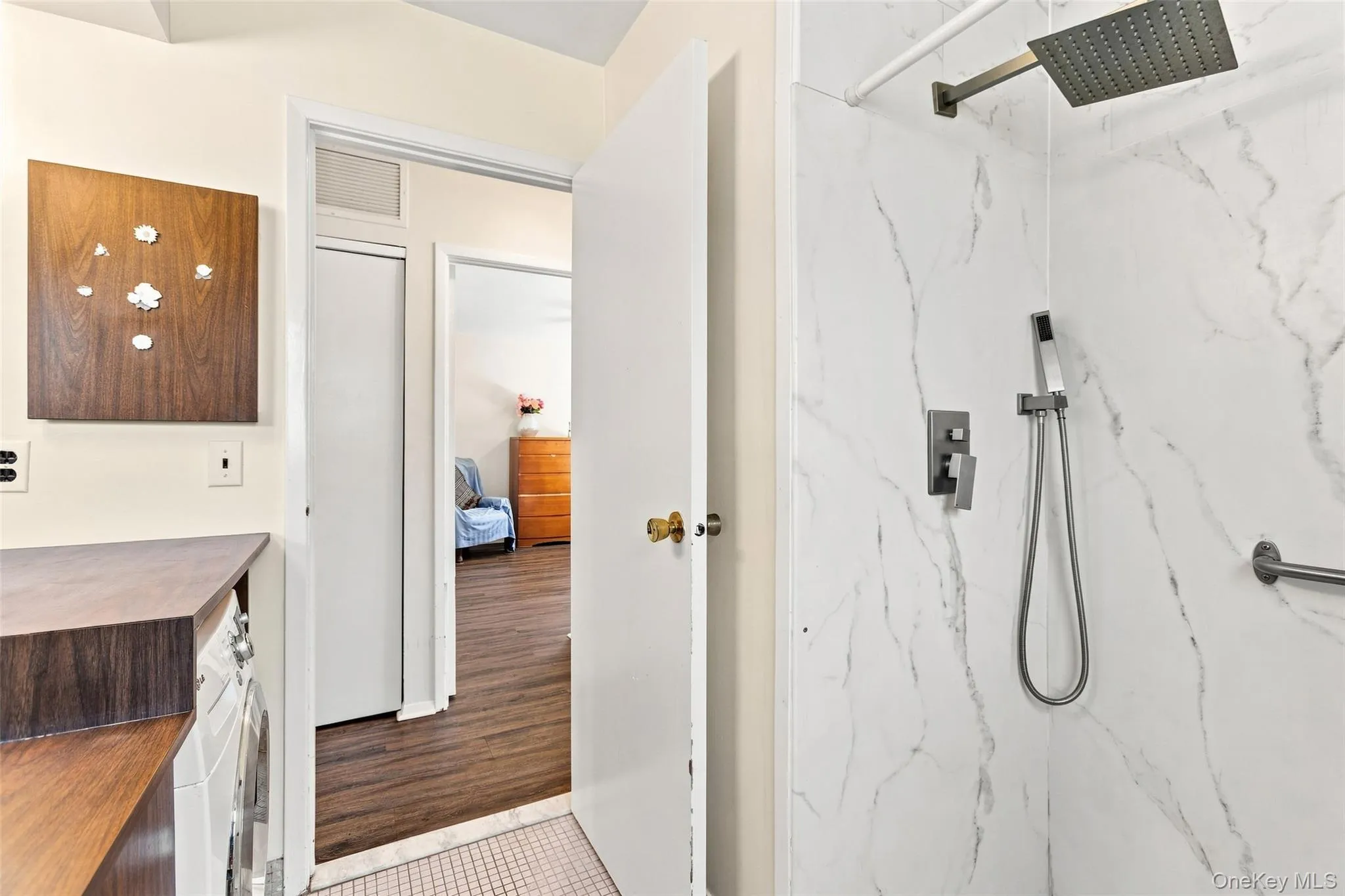 With walk in shower With walk in shower