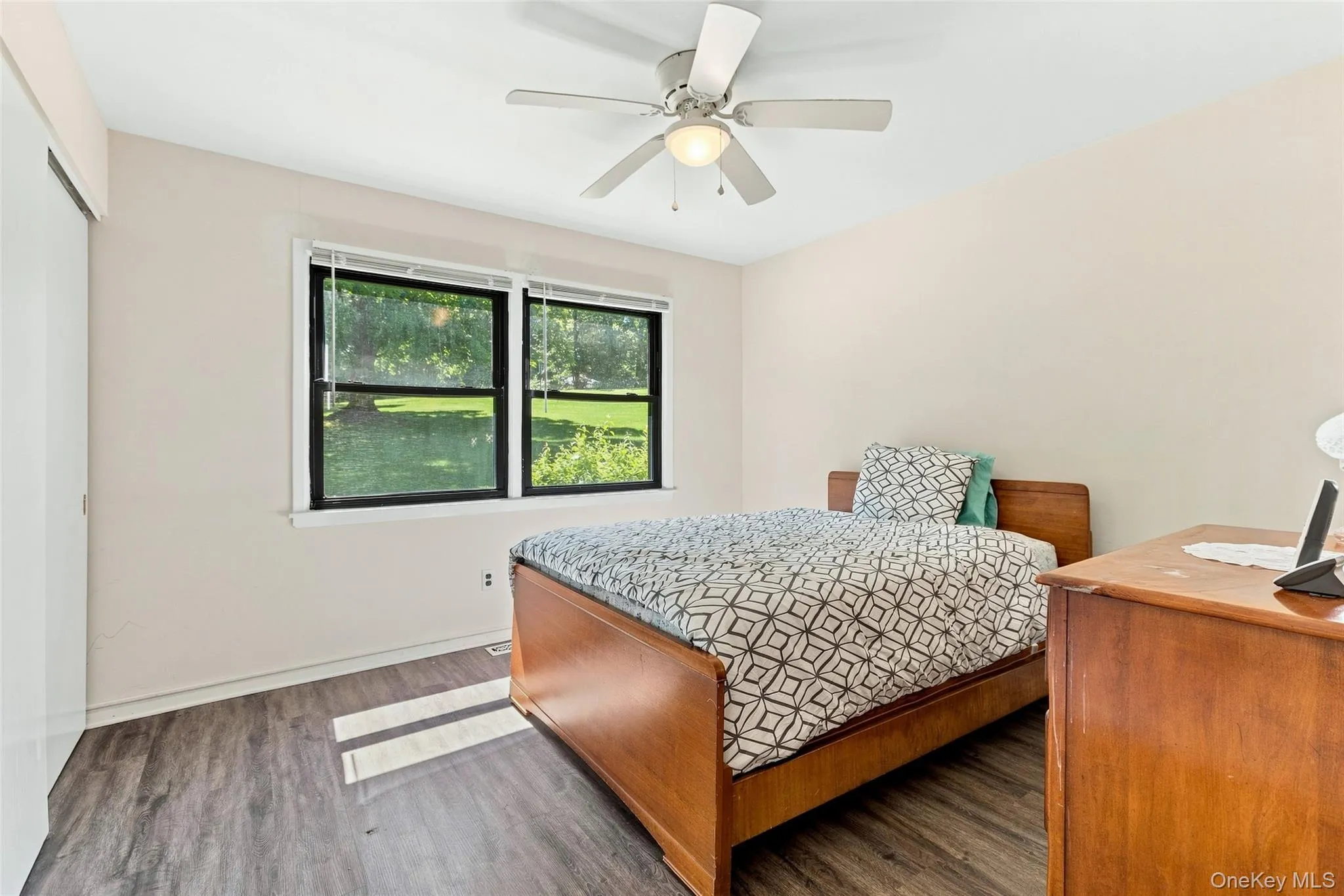 With ceiling fan With ceiling fan