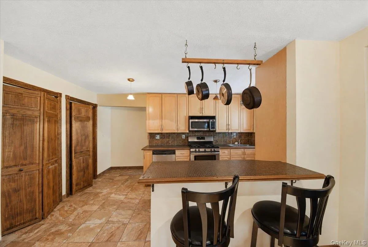 6291 Broadway, New York, NY, 3 Rooms Rooms,1 BathroomBathrooms,Residential,For Rent,Broadway,0,1028916 6291 Broadway, New York, NY, 3 Rooms Rooms,1 BathroomBathrooms,Residential,For Rent,Broadway,0,1028916