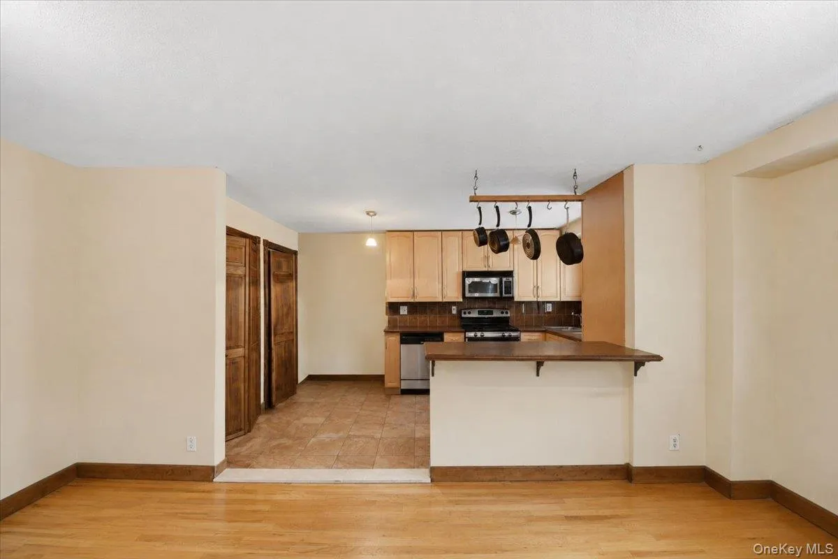 6291 Broadway, New York, NY, 3 Rooms Rooms,1 BathroomBathrooms,Residential,For Rent,Broadway,0,1028916 6291 Broadway, New York, NY, 3 Rooms Rooms,1 BathroomBathrooms,Residential,For Rent,Broadway,0,1028916