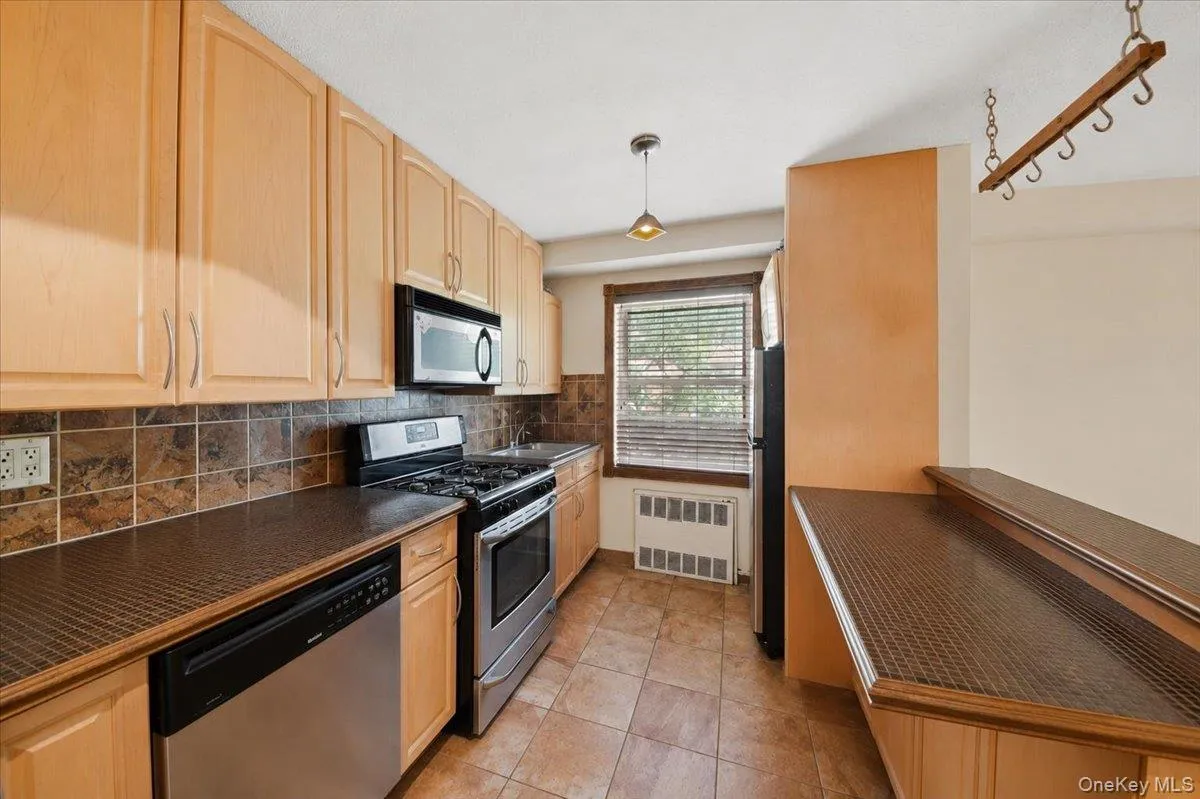 6291 Broadway, New York, NY, 3 Rooms Rooms,1 BathroomBathrooms,Residential,For Rent,Broadway,0,1028916 6291 Broadway, New York, NY, 3 Rooms Rooms,1 BathroomBathrooms,Residential,For Rent,Broadway,0,1028916