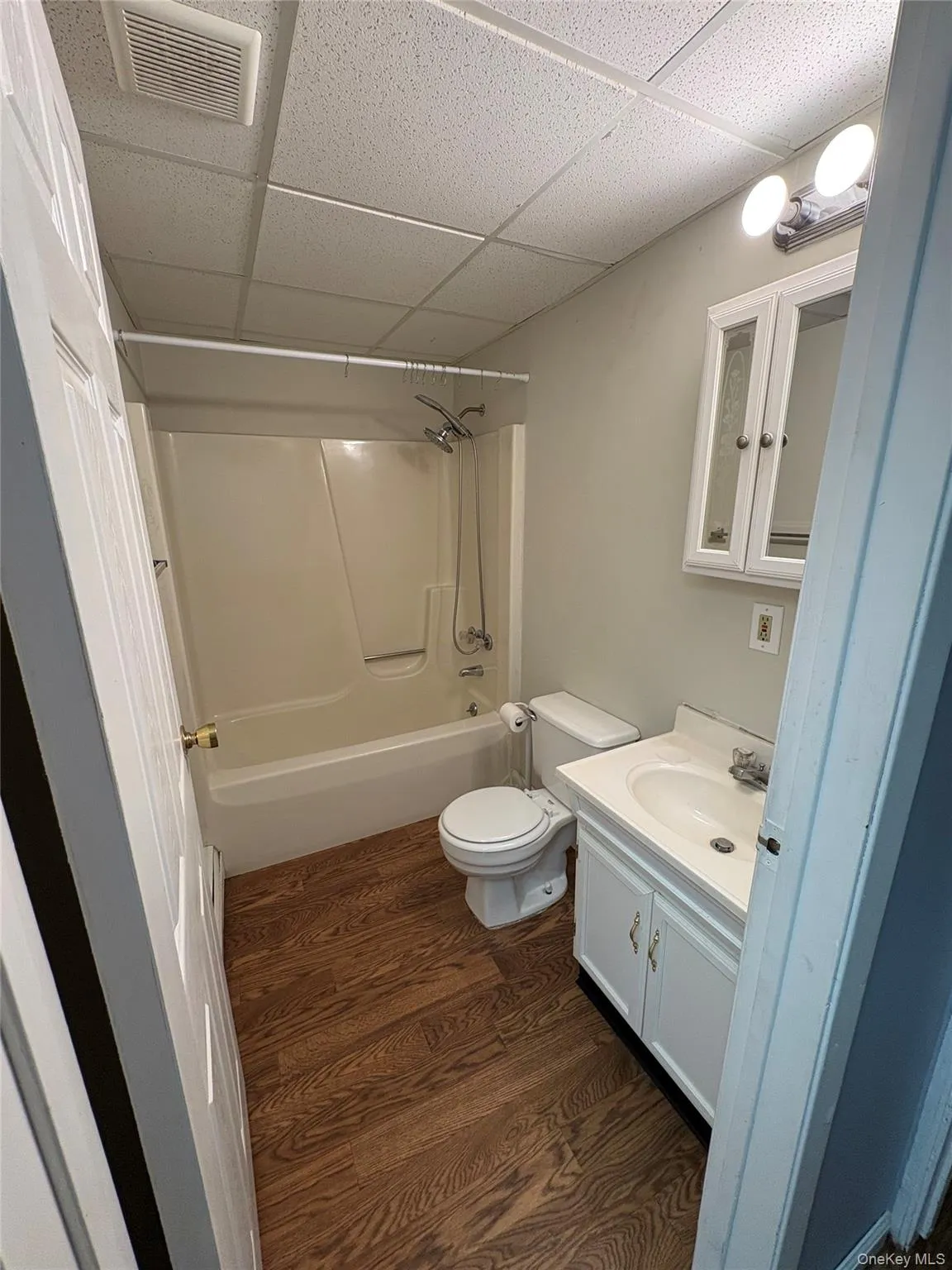 6 Wadsworth Avenue, Brookhaven, NY, 1 Bedroom Bedrooms, 5 Rooms Rooms,1 BathroomBathrooms,Residential Lease,For Rent,Wadsworth,0,1029005 6 Wadsworth Avenue, Brookhaven, NY, 1 Bedroom Bedrooms, 5 Rooms Rooms,1 BathroomBathrooms,Residential Lease,For Rent,Wadsworth,0,1029005