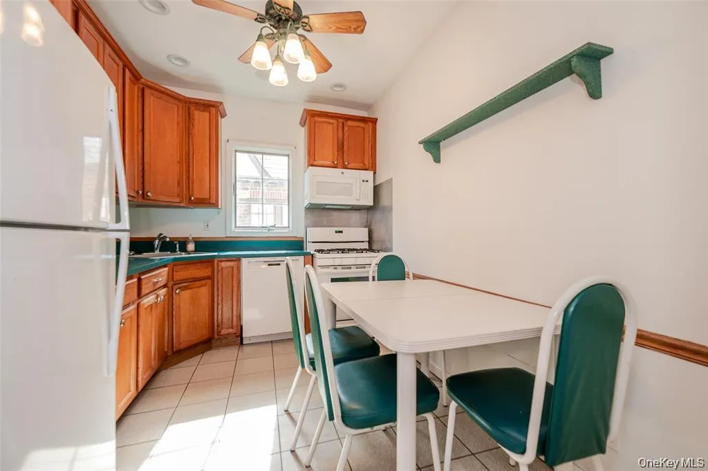 Eat-in-kitchen Eat-in-kitchen