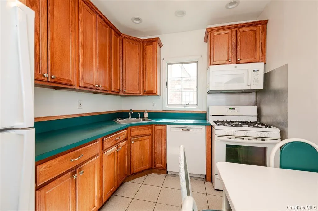 Eat-in-kitchen Eat-in-kitchen