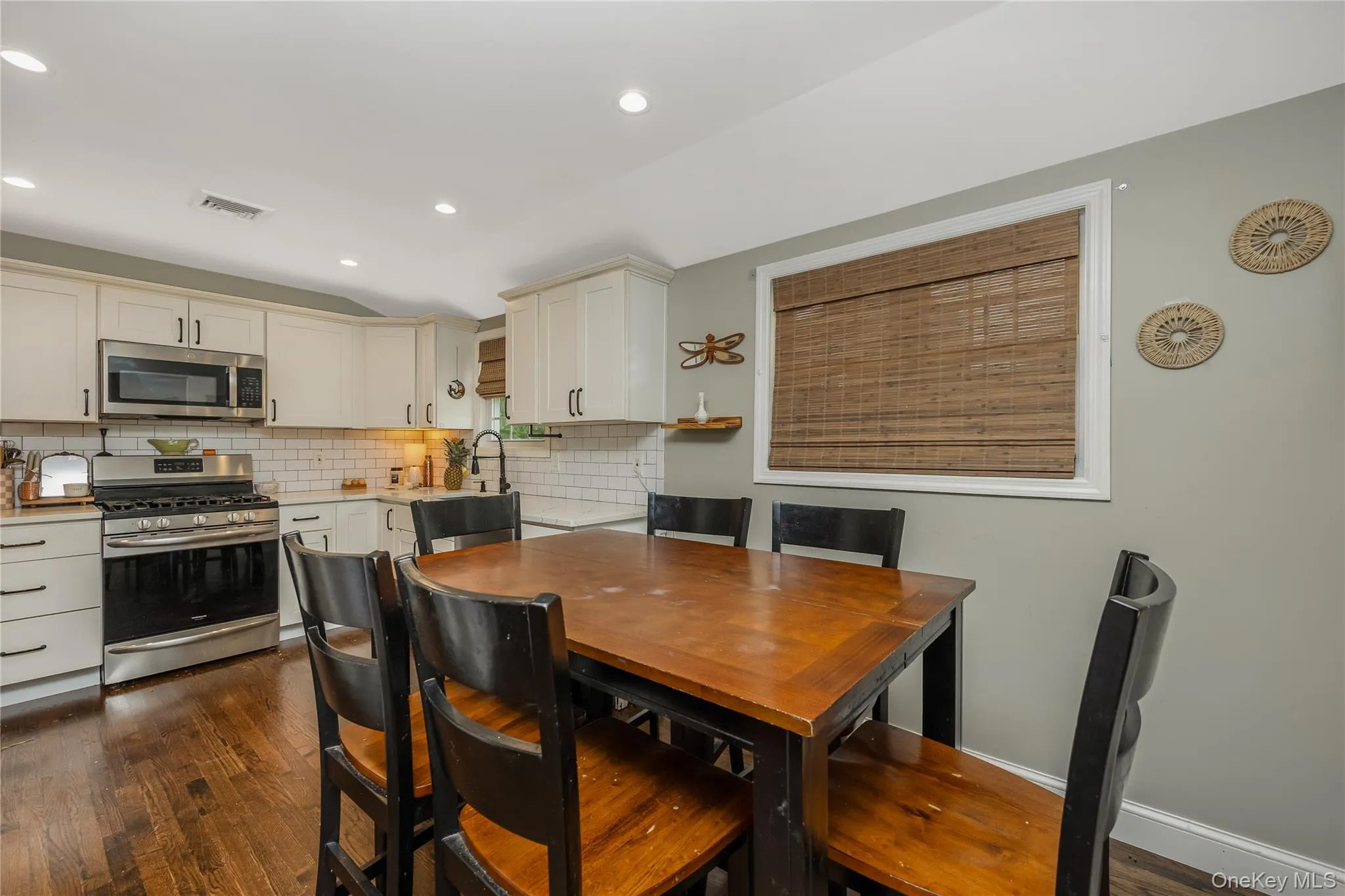 183 Cherokee Street, Islip, NY, 3 Bedrooms Bedrooms, 7 Rooms Rooms,1 BathroomBathrooms,Residential,For Rent,Cherokee,0,1029047 183 Cherokee Street, Islip, NY, 3 Bedrooms Bedrooms, 7 Rooms Rooms,1 BathroomBathrooms,Residential,For Rent,Cherokee,0,1029047