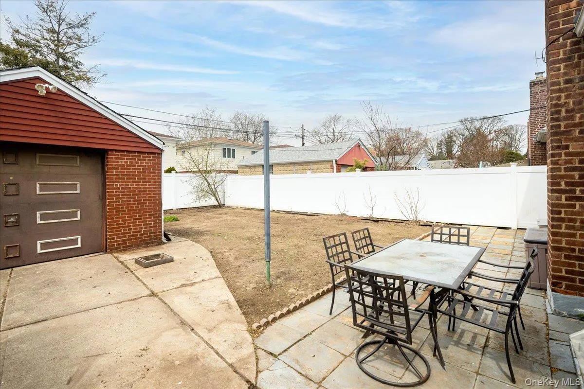 Detached Garage, Patio & Yard Detached Garage, Patio & Yard