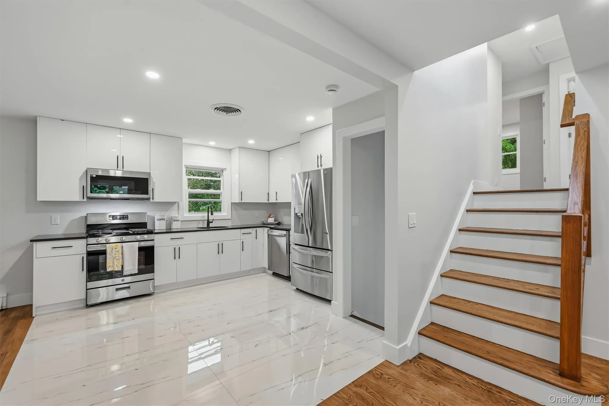 21 Manhattan Avenue, Middletown, NY, 3 Bedrooms Bedrooms, 8 Rooms Rooms,1 BathroomBathrooms,Residential,For Rent,Manhattan,0,1029090 21 Manhattan Avenue, Middletown, NY, 3 Bedrooms Bedrooms, 8 Rooms Rooms,1 BathroomBathrooms,Residential,For Rent,Manhattan,0,1029090