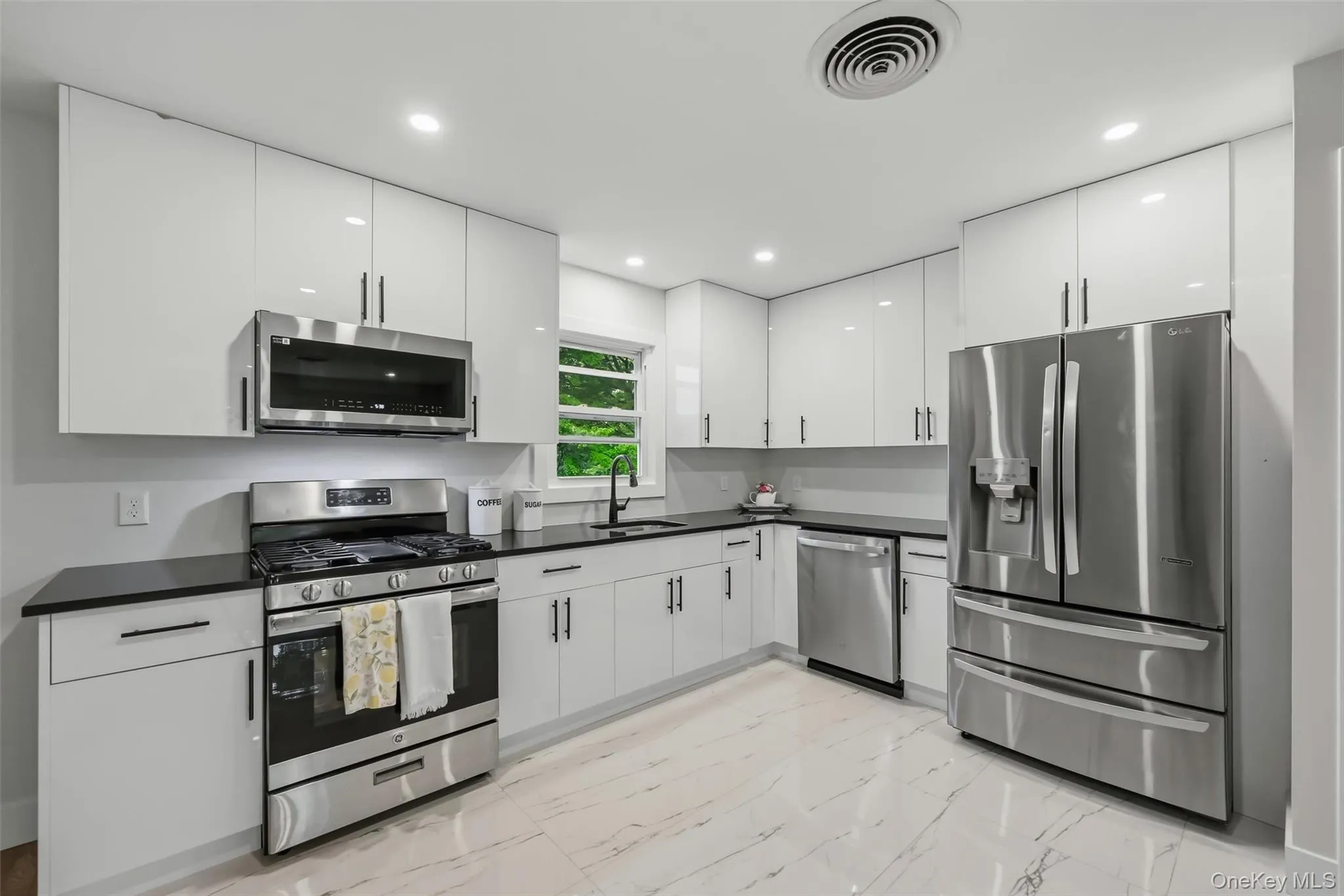 21 Manhattan Avenue, Middletown, NY, 3 Bedrooms Bedrooms, 8 Rooms Rooms,1 BathroomBathrooms,Residential,For Rent,Manhattan,0,1029090 21 Manhattan Avenue, Middletown, NY, 3 Bedrooms Bedrooms, 8 Rooms Rooms,1 BathroomBathrooms,Residential,For Rent,Manhattan,0,1029090