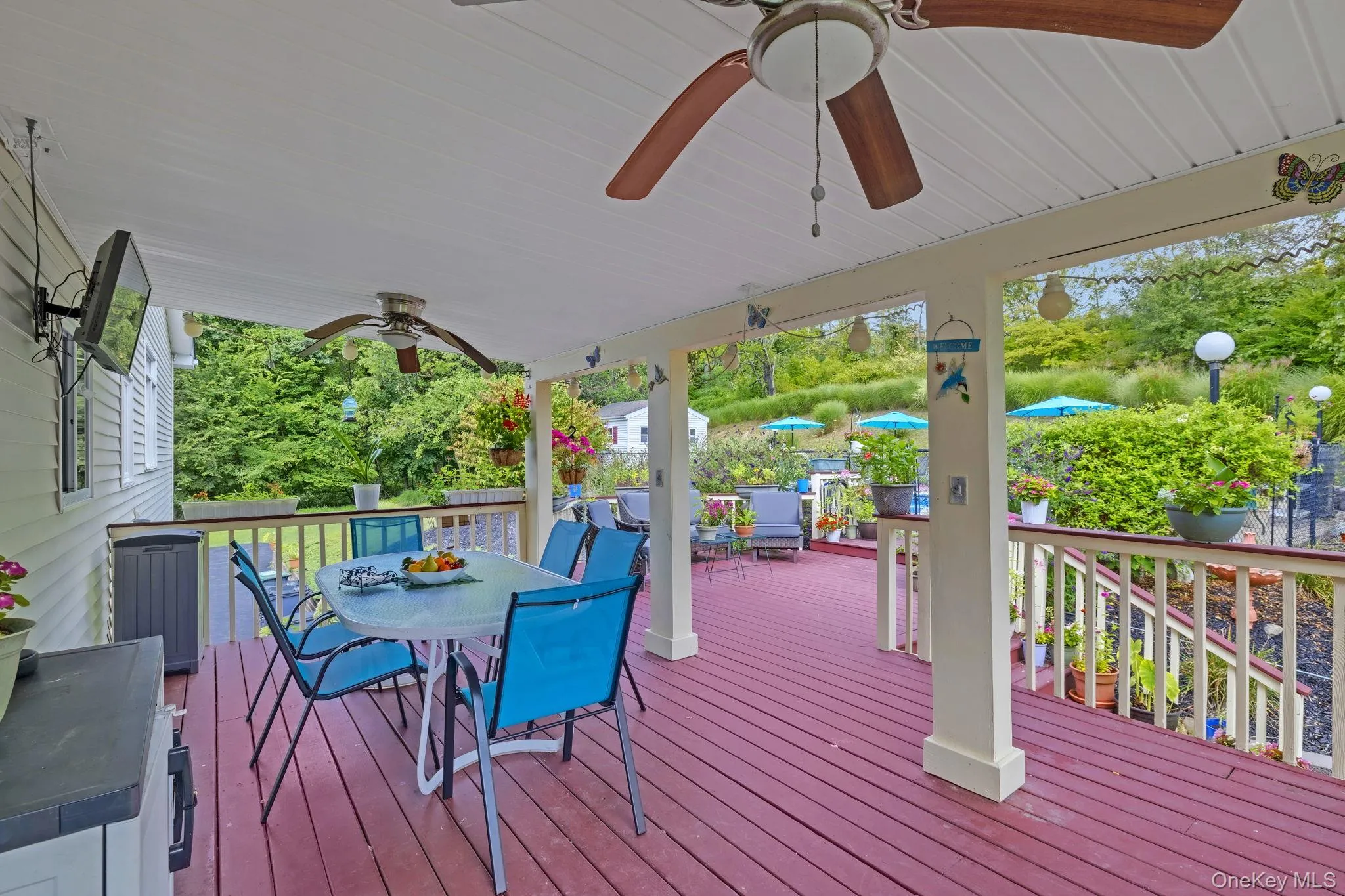 Sit out on a rainy day or sunshine and enjoy the private back yard! Sit out on a rainy day or sunshine and enjoy the private back yard!