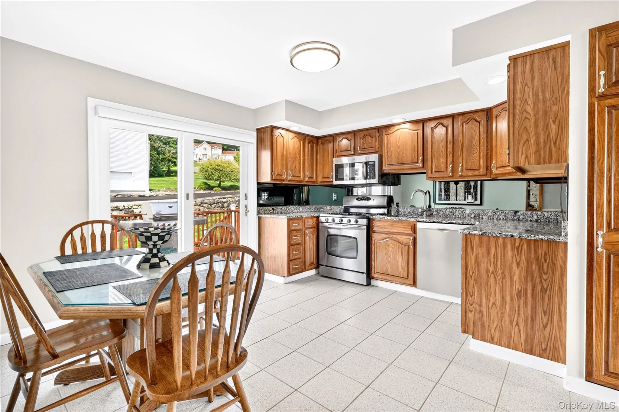 Beautiful kitchen with SS Appliances & granite countertops Beautiful kitchen with SS Appliances & granite countertops