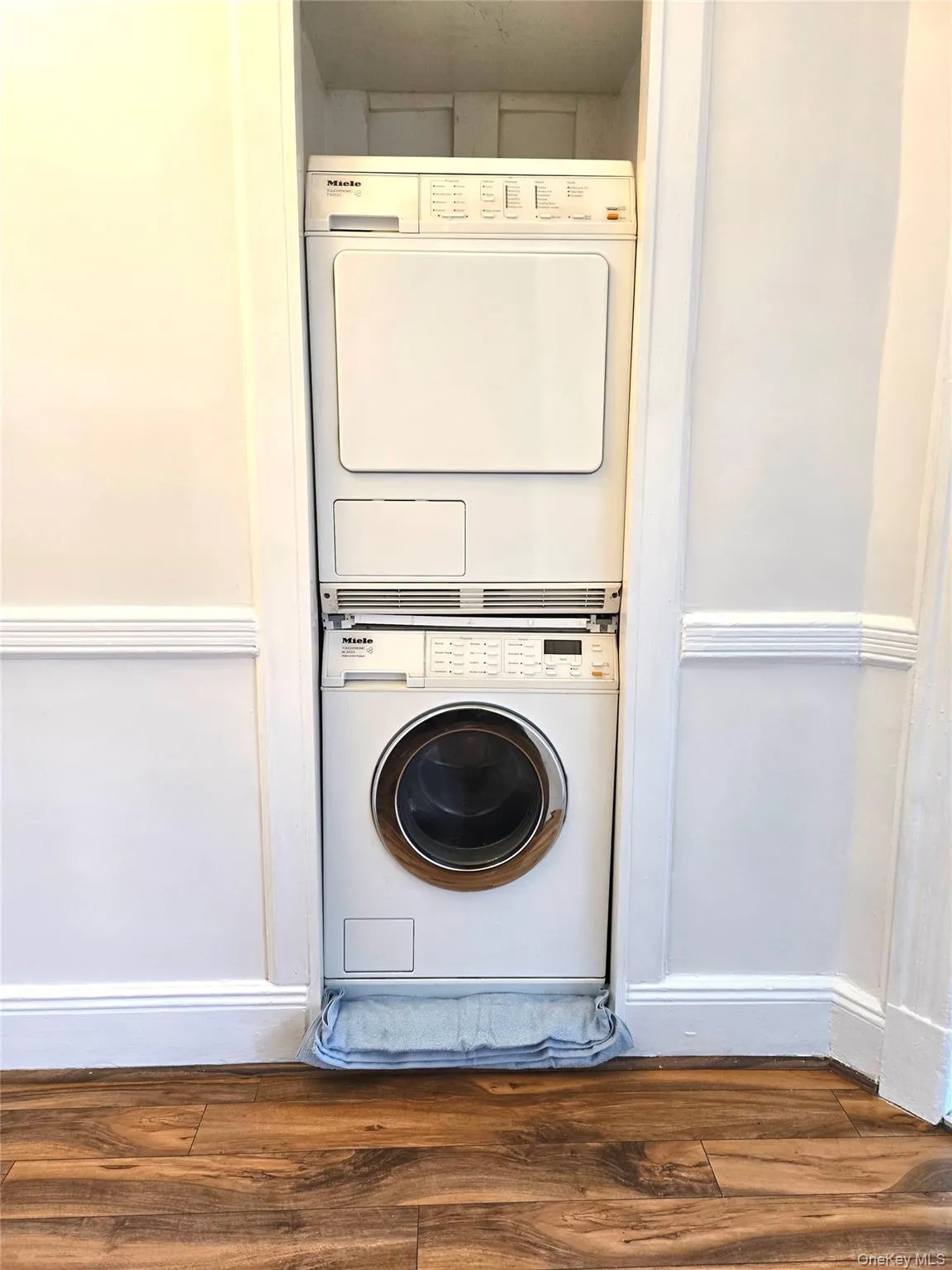 5936 Woodbine Street, New York, NY, 3 Bedrooms Bedrooms, 6 Rooms Rooms,1 BathroomBathrooms,Residential Lease,For Rent,Woodbine,0,1029153 5936 Woodbine Street, New York, NY, 3 Bedrooms Bedrooms, 6 Rooms Rooms,1 BathroomBathrooms,Residential Lease,For Rent,Woodbine,0,1029153