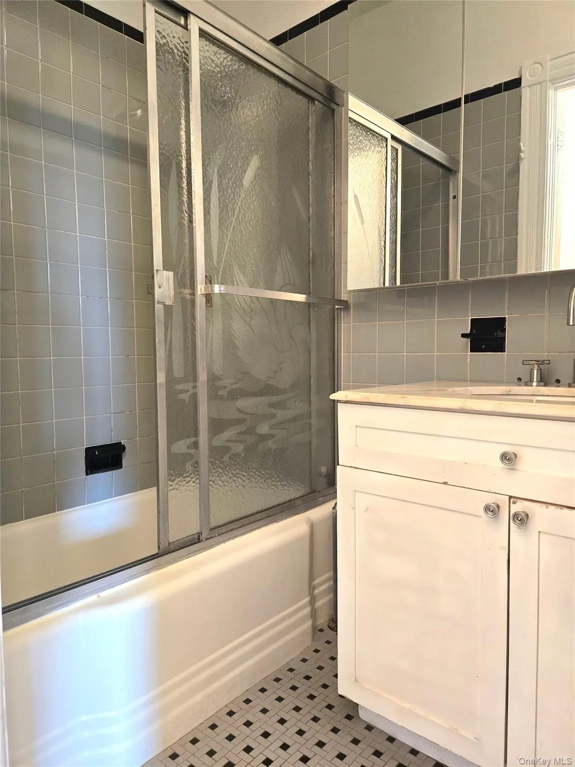 5936 Woodbine Street, New York, NY, 3 Bedrooms Bedrooms, 6 Rooms Rooms,1 BathroomBathrooms,Residential Lease,For Rent,Woodbine,0,1029153 5936 Woodbine Street, New York, NY, 3 Bedrooms Bedrooms, 6 Rooms Rooms,1 BathroomBathrooms,Residential Lease,For Rent,Woodbine,0,1029153