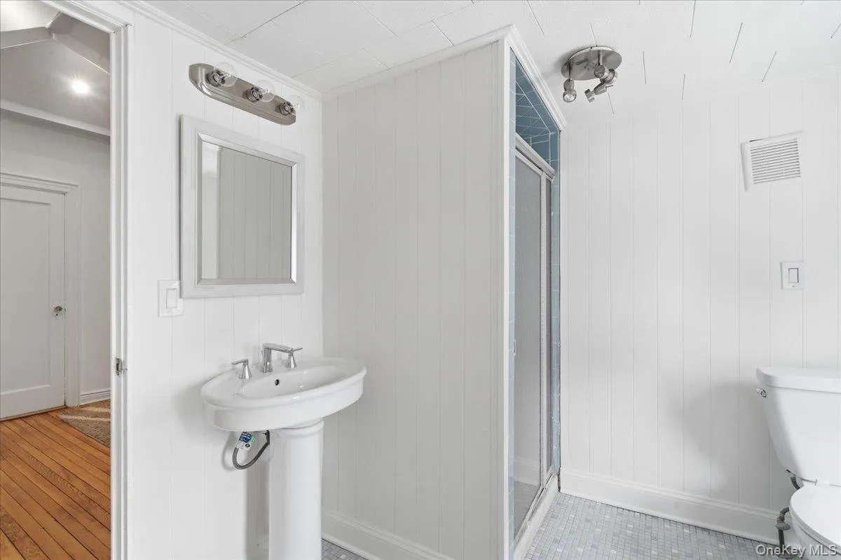 Full bathroom on 3rd level Full bathroom on 3rd level