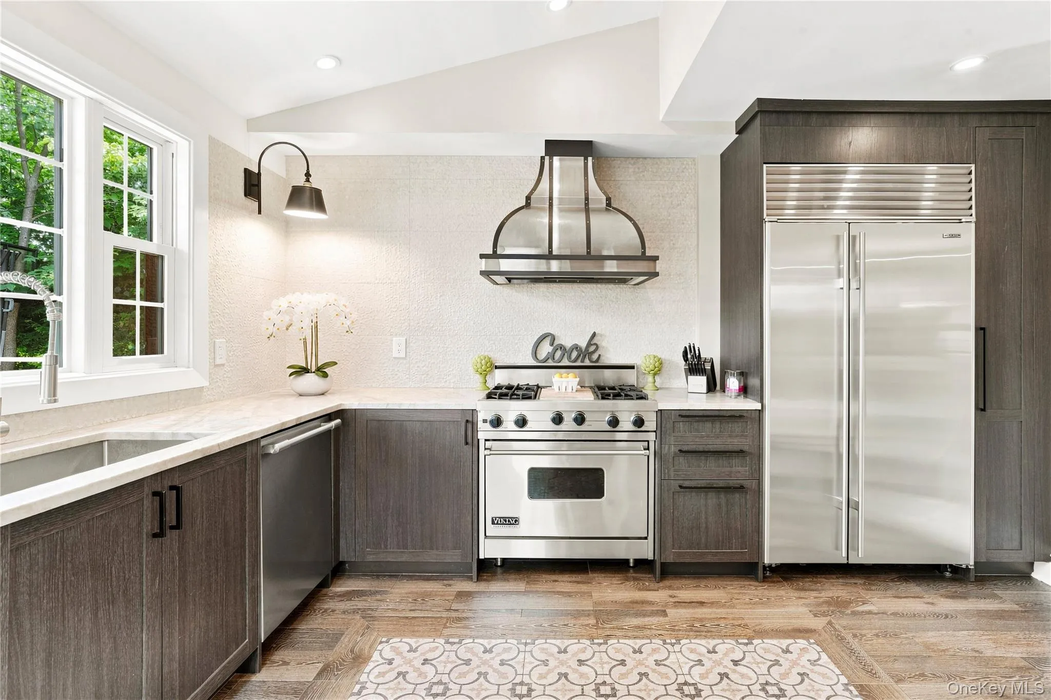 Gorgeous new kitchen with upscale appliances and finishes Gorgeous new kitchen with upscale appliances and finishes