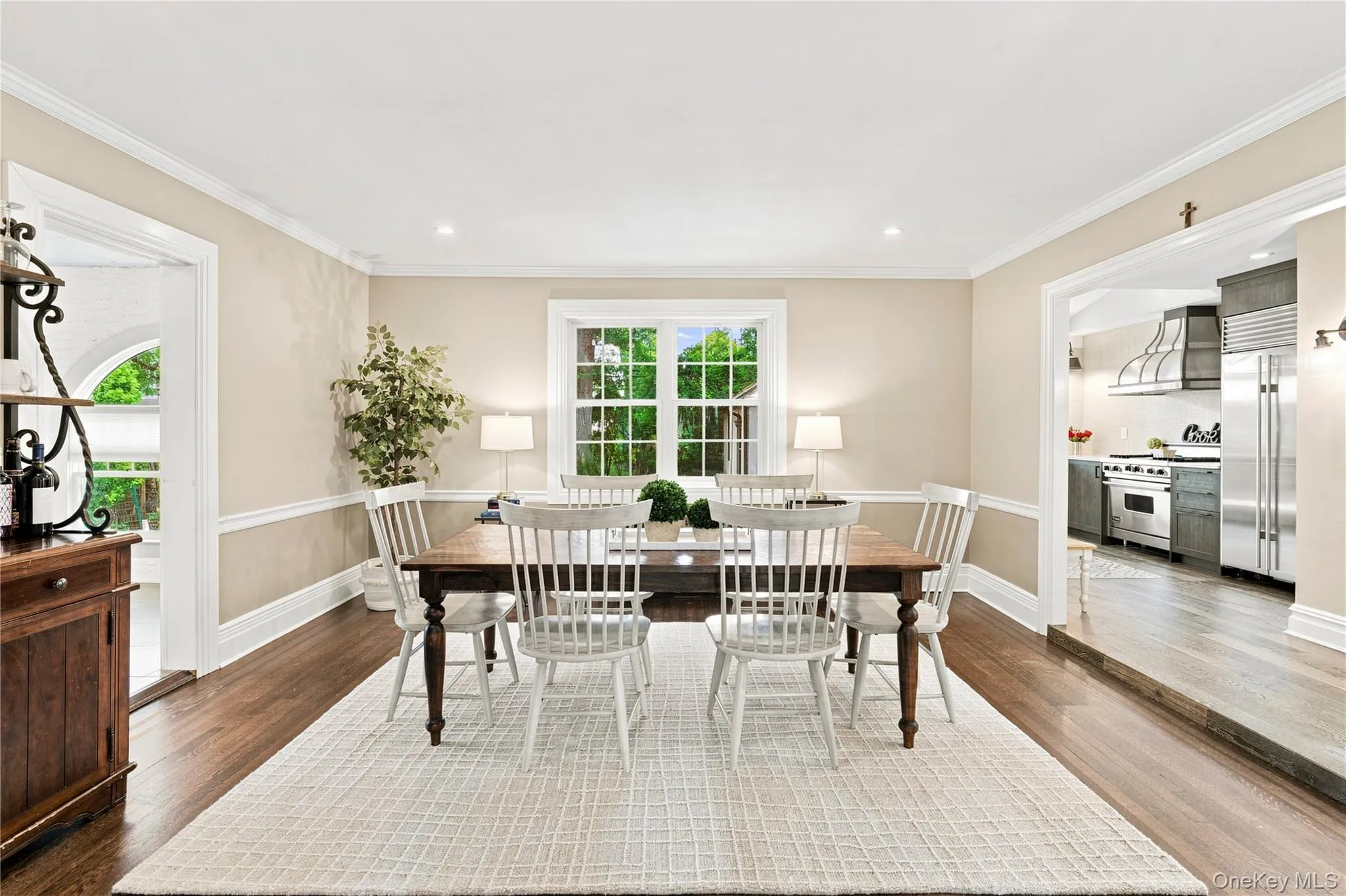 Beautiful and oversized dining room Beautiful and oversized dining room