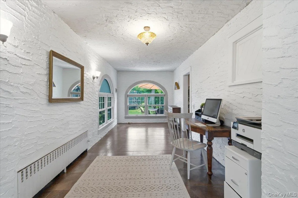 Sunroom / office/ den Sunroom / office/ den