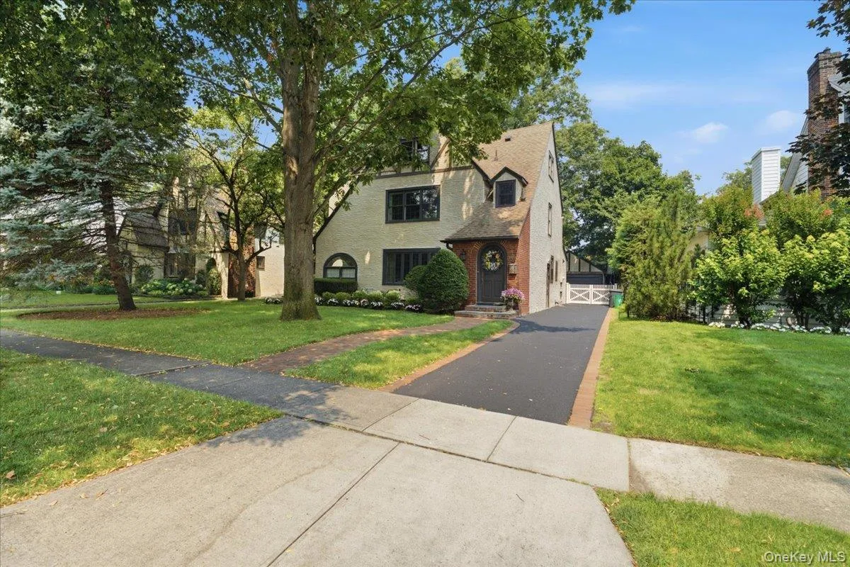 89 Poplar Street - 5 bedrooms, 2.5 baths, 2700 interior sqft 89 Poplar Street - 5 bedrooms, 2.5 baths, 2700 interior sqft