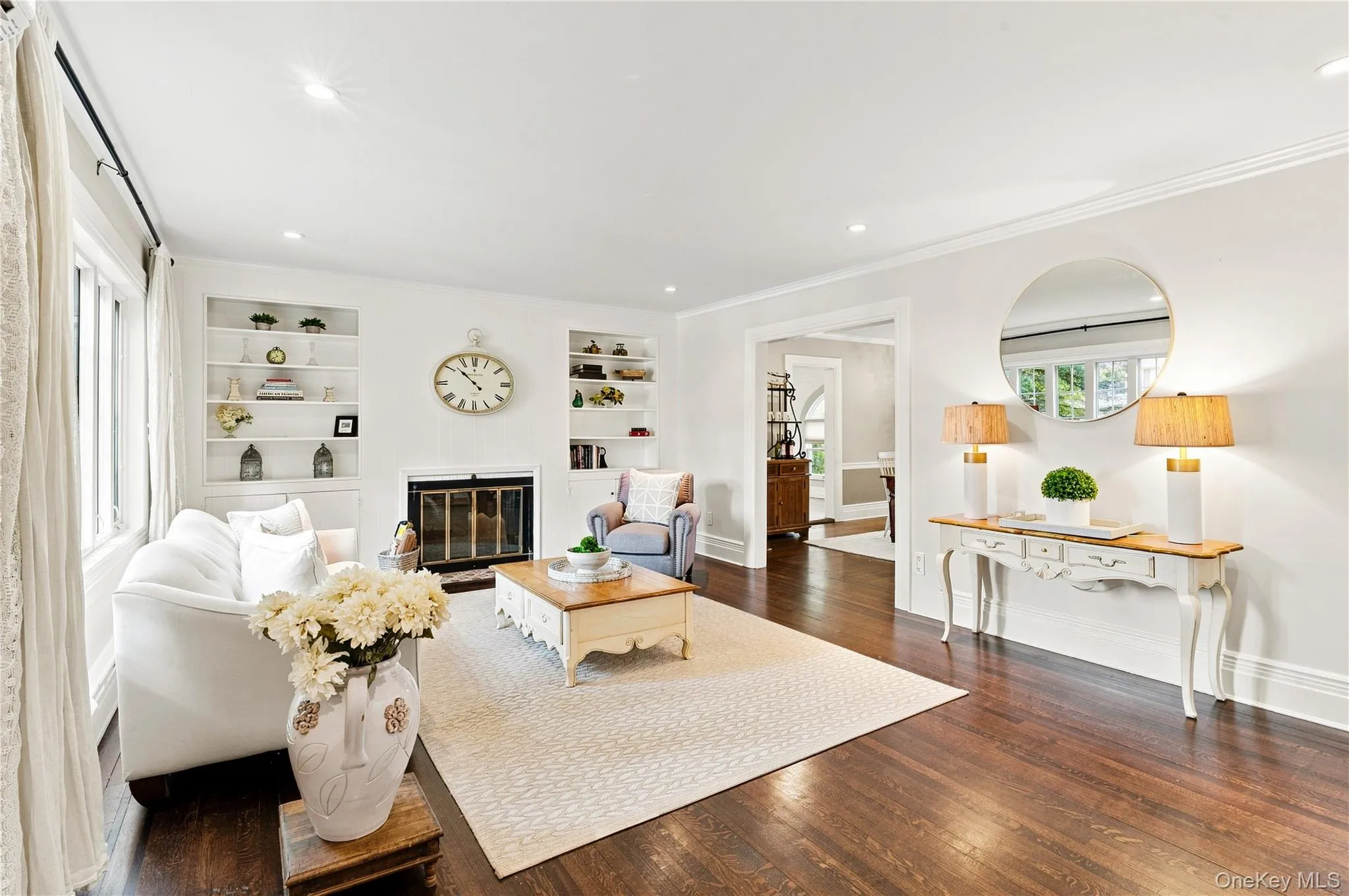Spacious Living Room with fireplace Spacious Living Room with fireplace