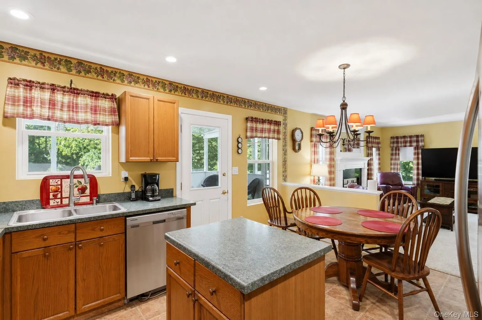 Kitchen w/stainless steel appliances Kitchen w/stainless steel appliances