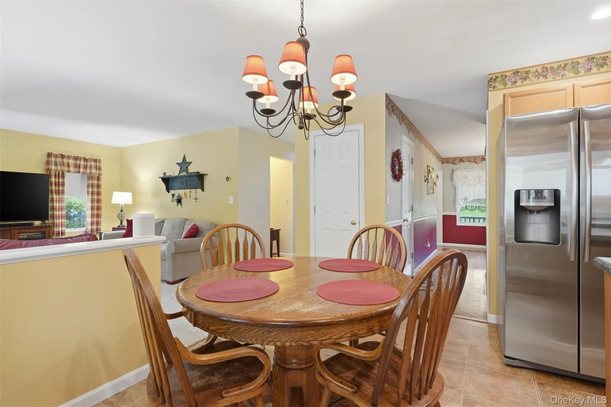 Kitchen w/stainless steel appliances Kitchen w/stainless steel appliances