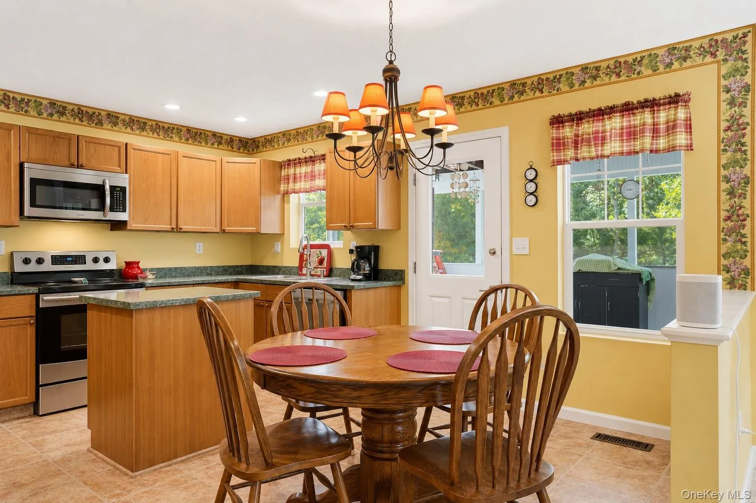 Kitchen w/stainless steel appliances Kitchen w/stainless steel appliances