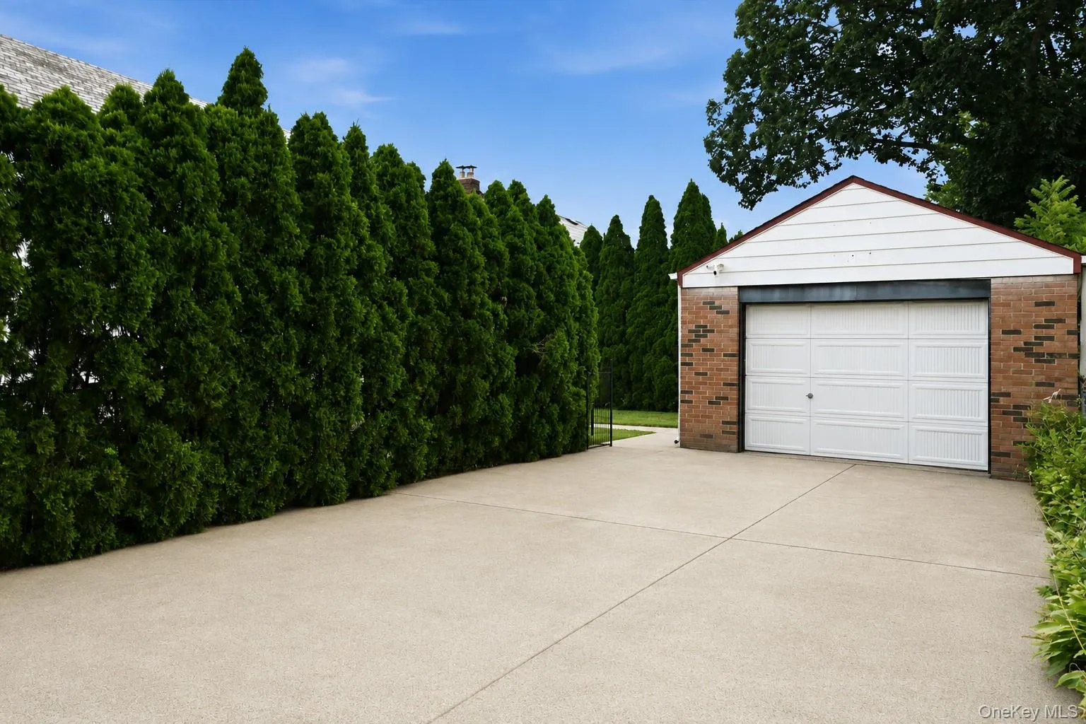 Driveway/ Garage Driveway/ Garage