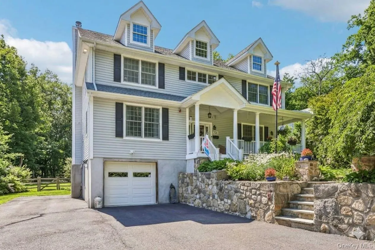 Inviting Custom Colonial Home Inviting Custom Colonial Home